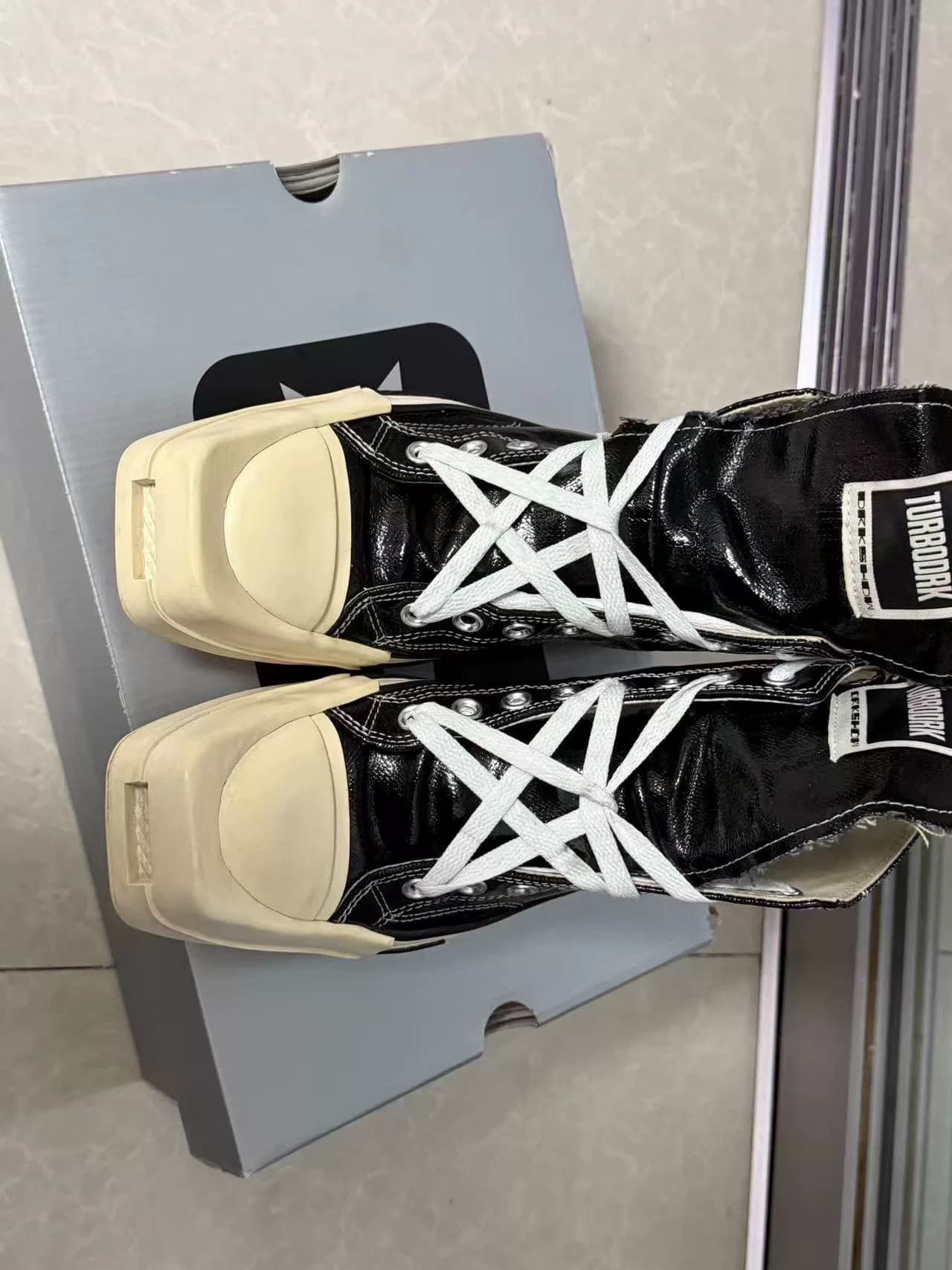 Натуральная кобрендовая черная лакированная кожа rickowens converse с квадратной головкой 4