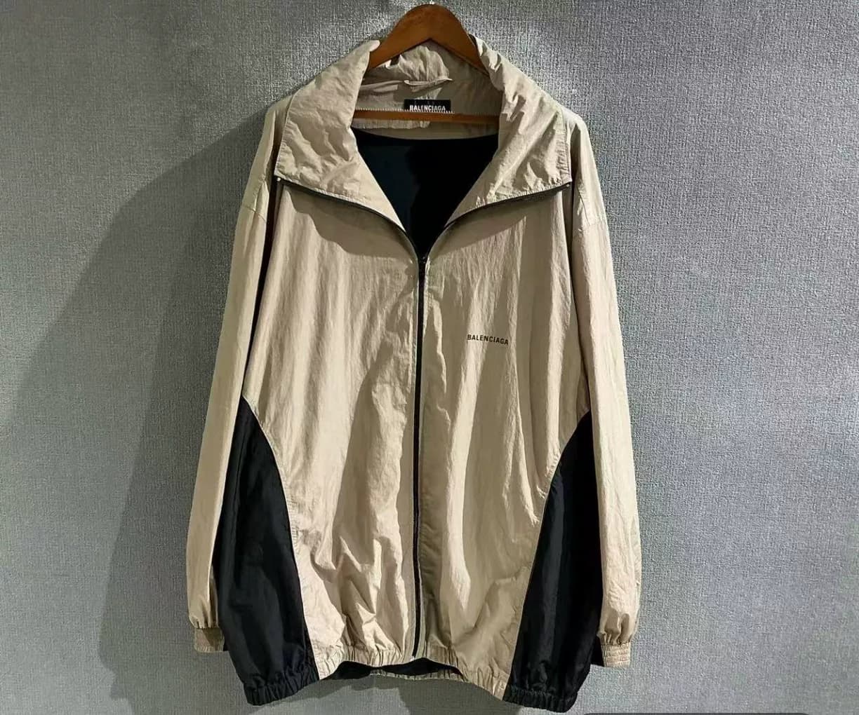 Куртка на молнии с буквенным логотипом Balenciaga молочно-чайного цвета на груди золотого размера 2