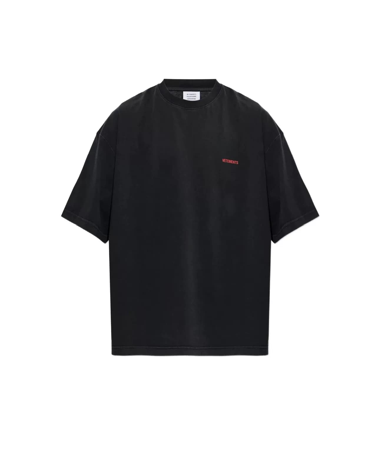 VETEMENTS SS27 демонстрирует новую модель с короткими рукавами