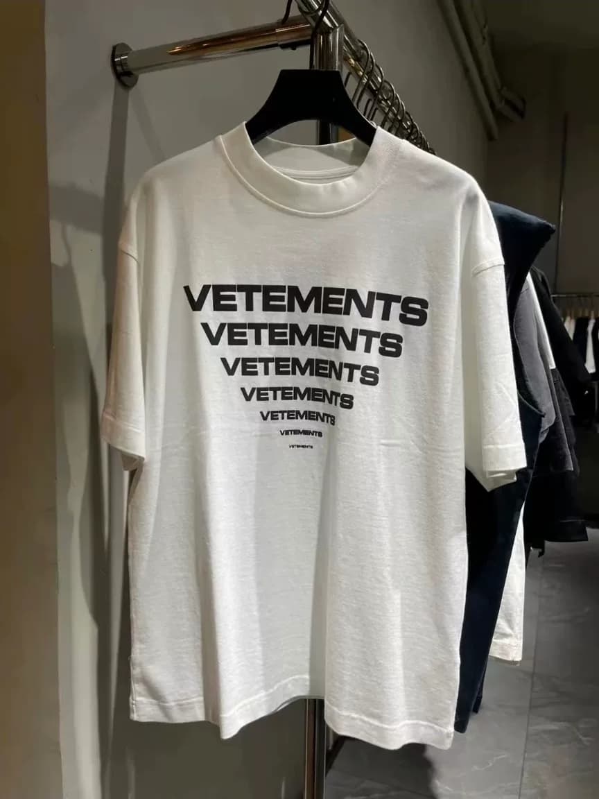 новый "градиентный логотип" VETEMENTS 24ss