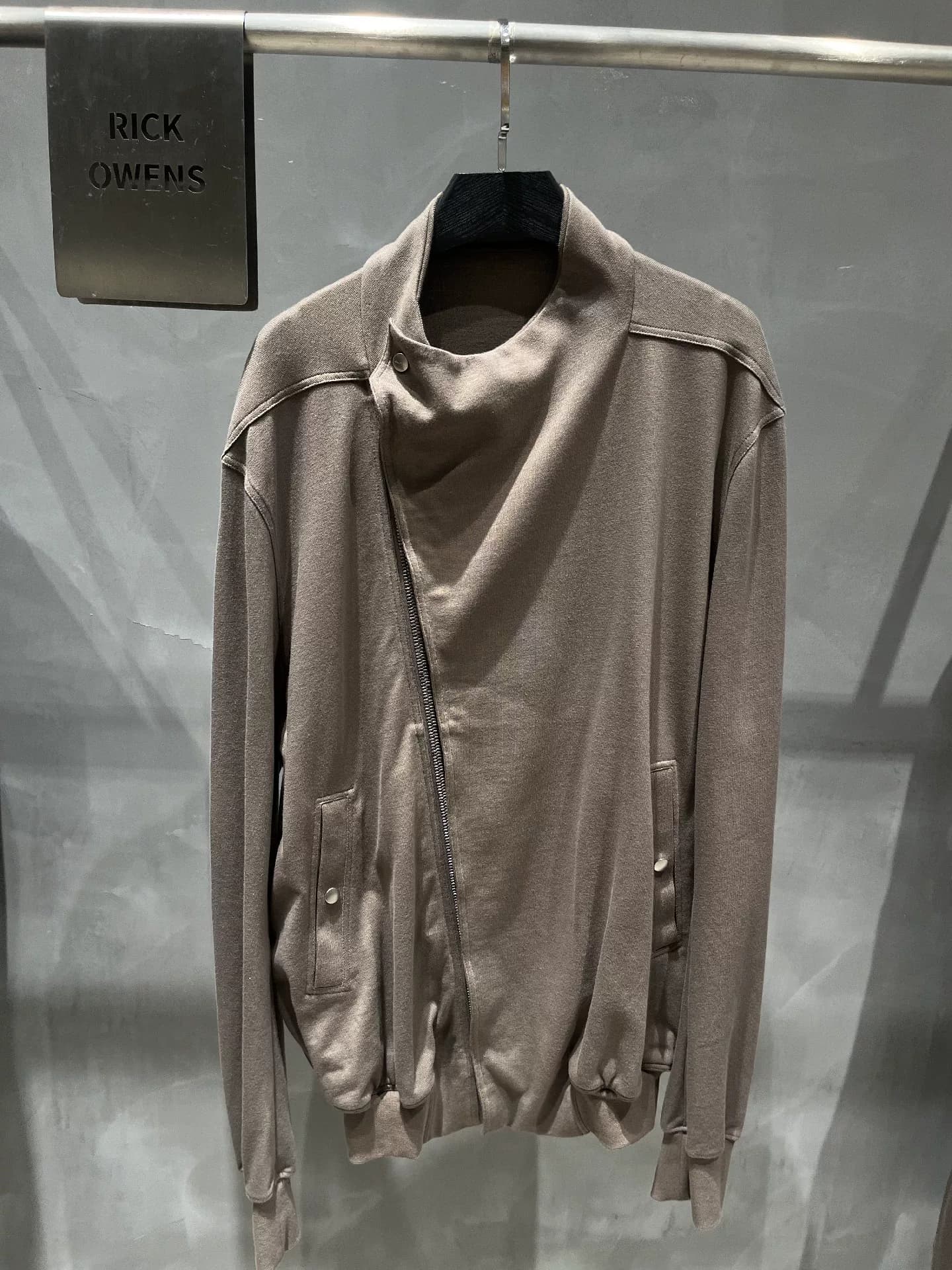 Совершенно новая куртка на диагональной молнии от RICK OWENS, натуральная кожа, абсолютно новая, с биркой, в отличном состоянии