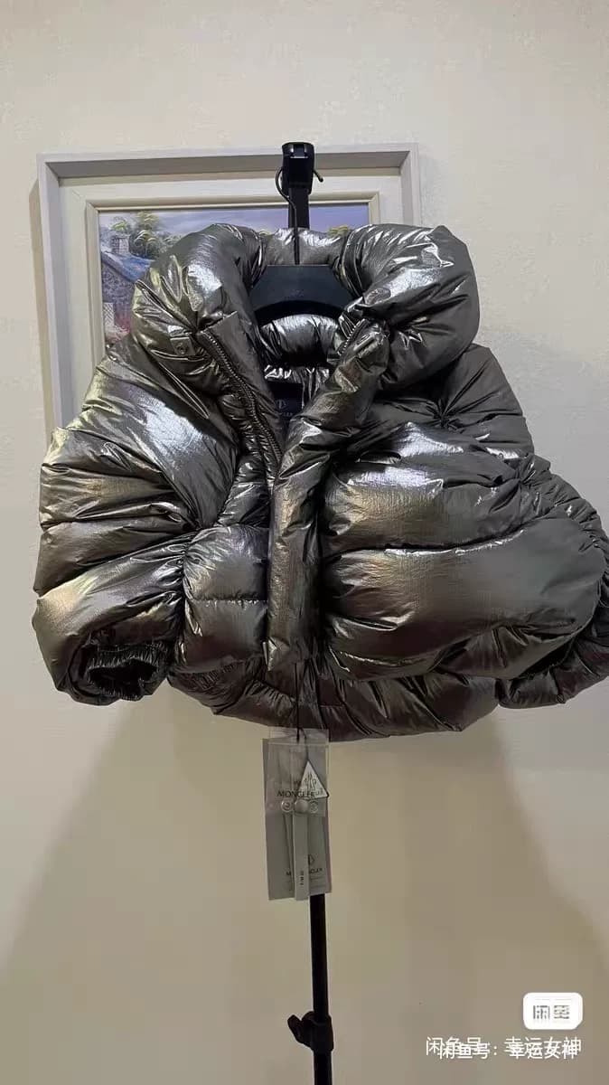 Кобрендовый пуховик Moncler x Rick Owens с золотистой глянцевой поверхностью