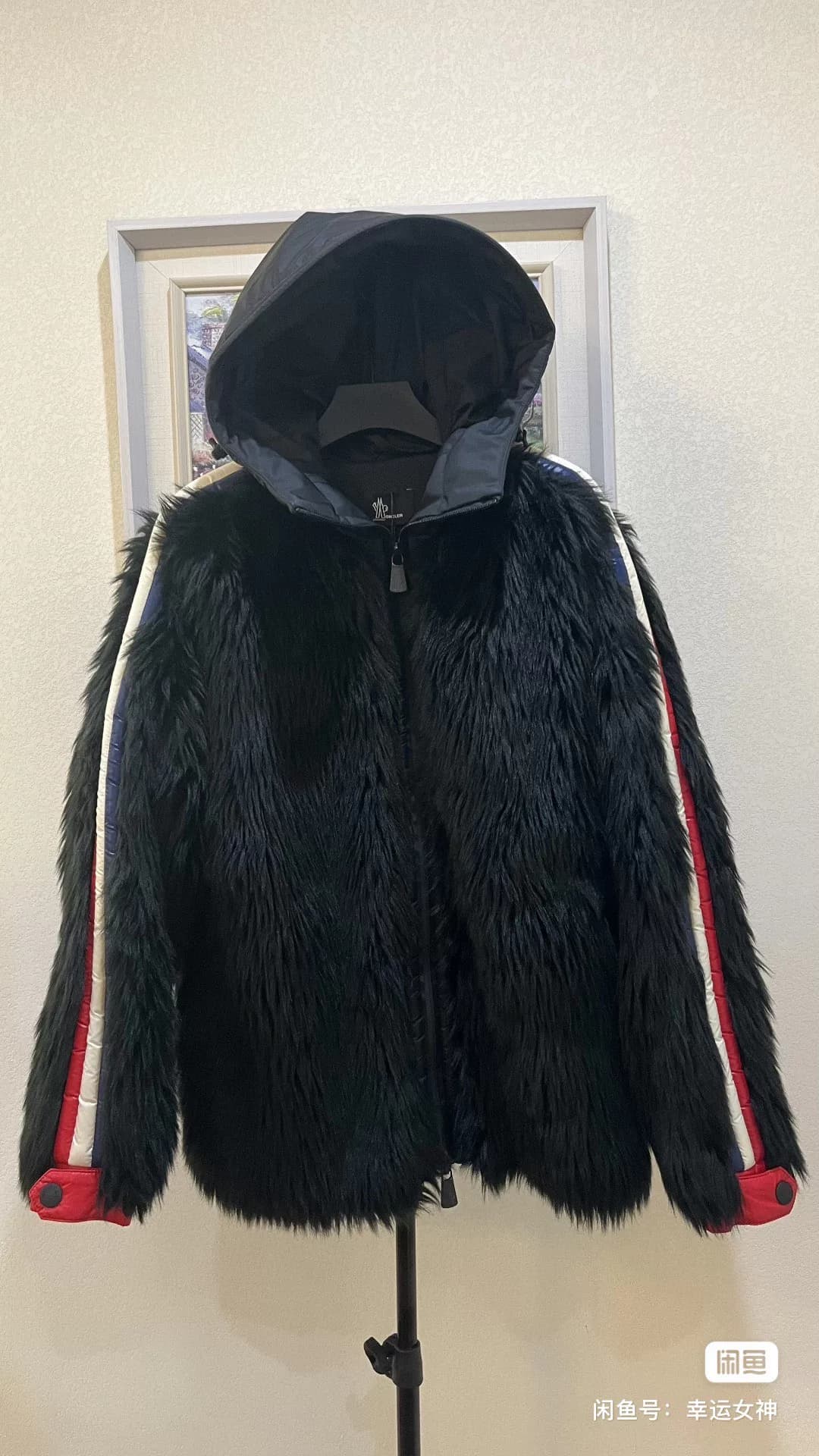 Черная куртка с капюшоном Moncler с завязанными глазами размера XS