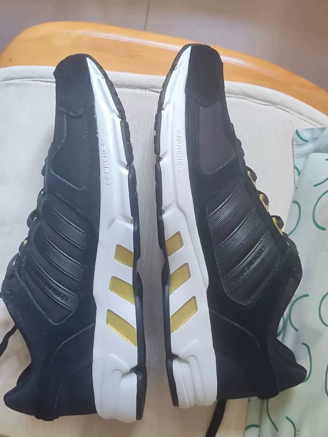 Кроссовки Adidas EQT для бега трусцой, размер 43, черные, покупались маленькими, совершенно новые и не ношенные, с коробкой,