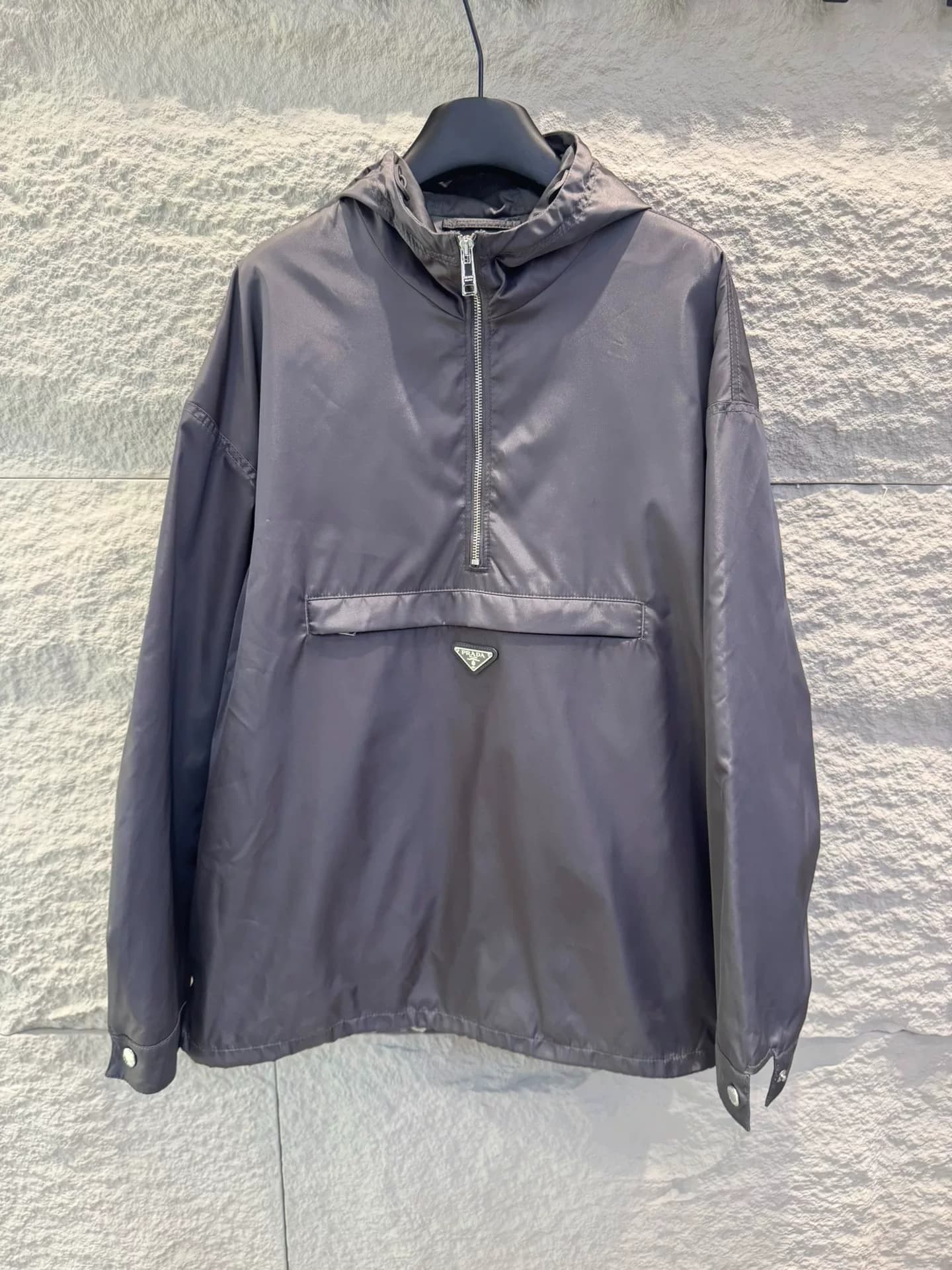 Prada classic triangle RE-NYLON серая нейлоновая куртка-жакет