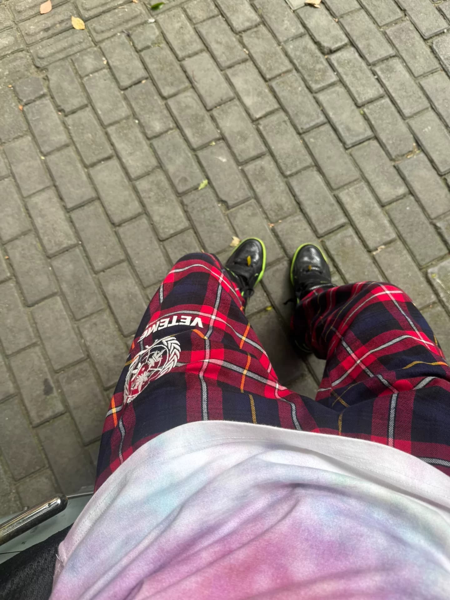 Повседневные брюки в красную и черную клетку от VETEMENTS