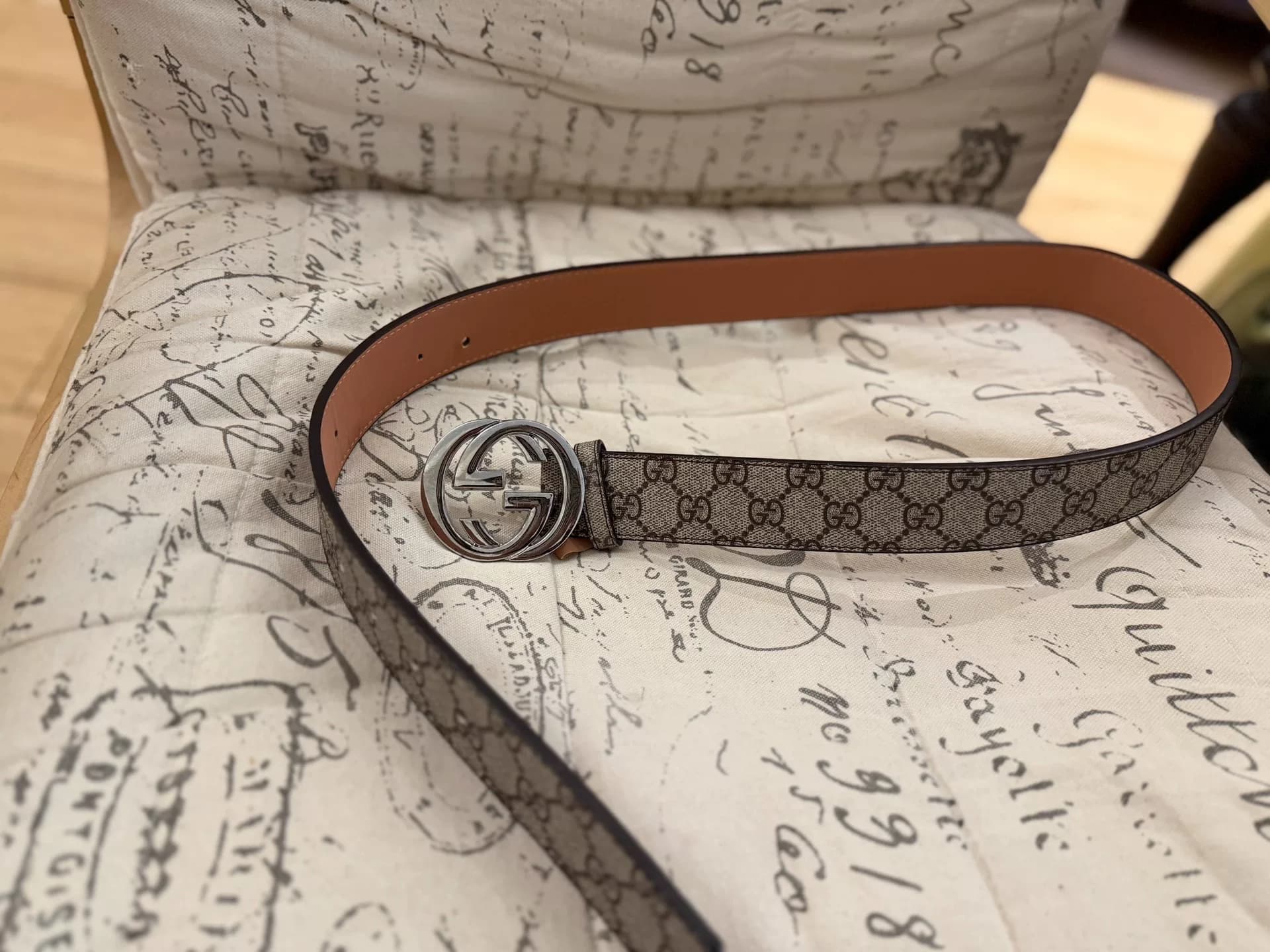 Ремень Gucci, неправильной формы, классическая пресбиопическая двойная пряжка G, коричневый, надевался всего несколько раз, цветной