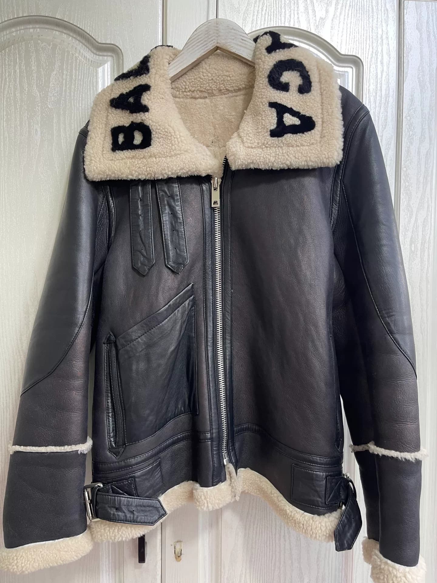 Универсальная куртка Balenciaga с мехом в индивидуальном стиле, мотоциклетный стиль, овечья шерсть, черный с белым