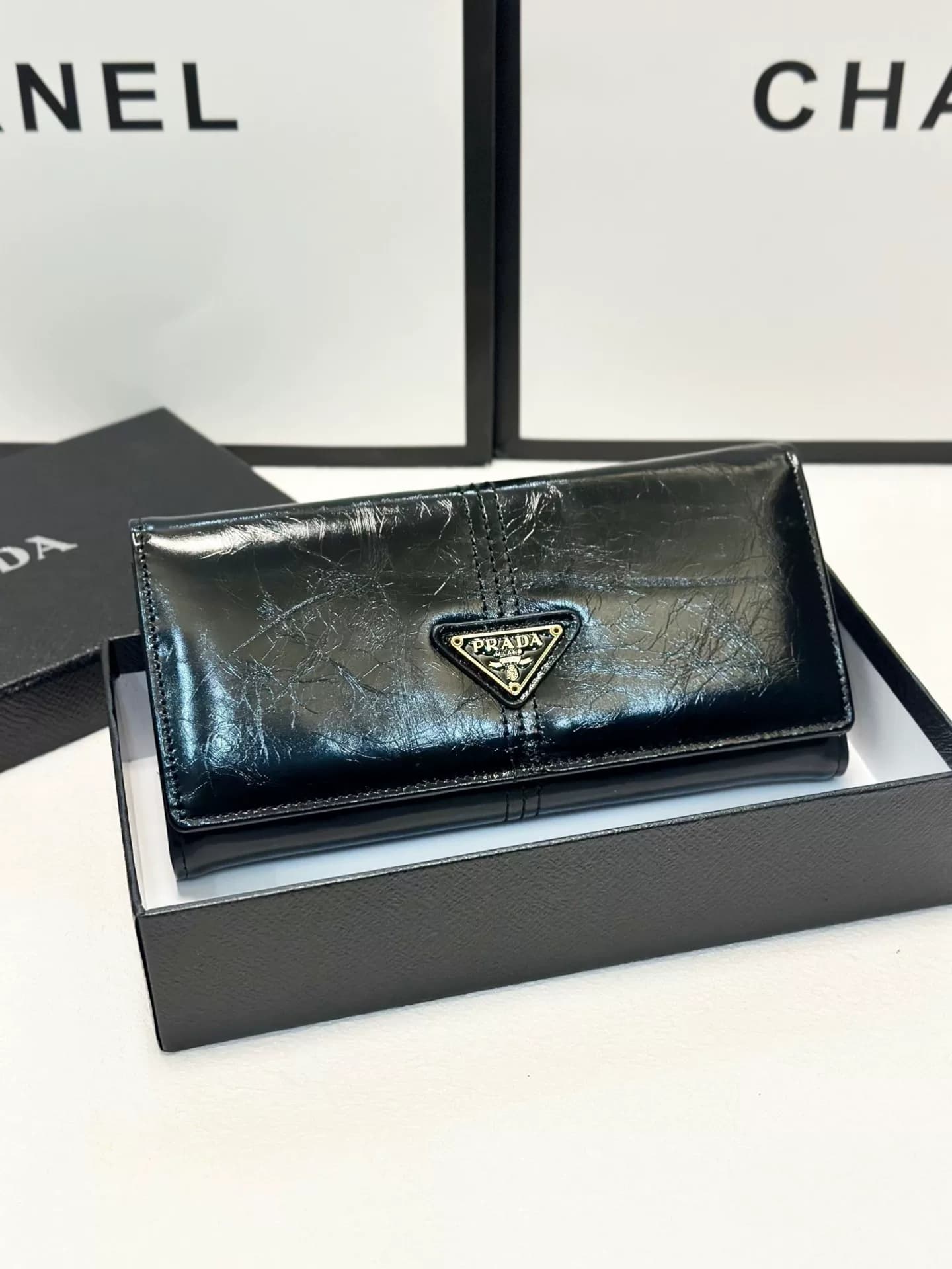 Черный длинный кошелек из воловьей кожи с маслом и воском Prada Prada размером 19х10 см