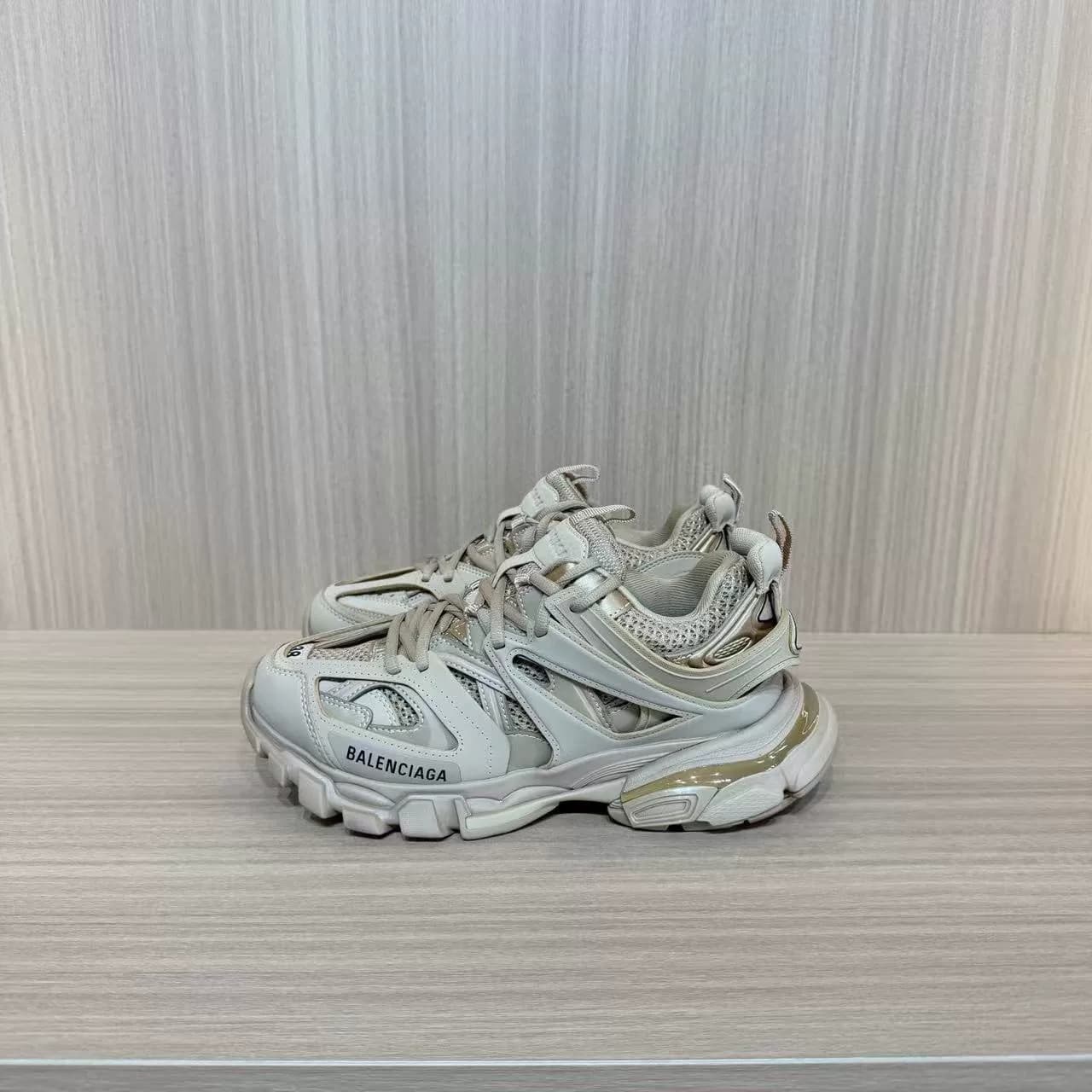 Настоящая спортивная обувь Balenciaga с низким берцем, вы можете примерить ее, когда купите ~