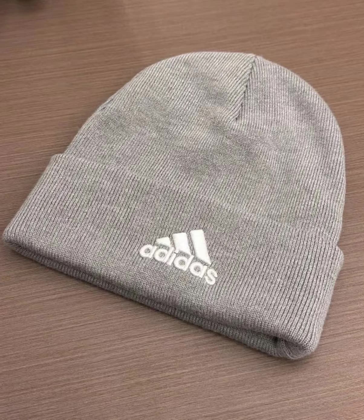 Вязаная шапка Adidas cold hat, абсолютно новая, с биркой, светло-серая, черная