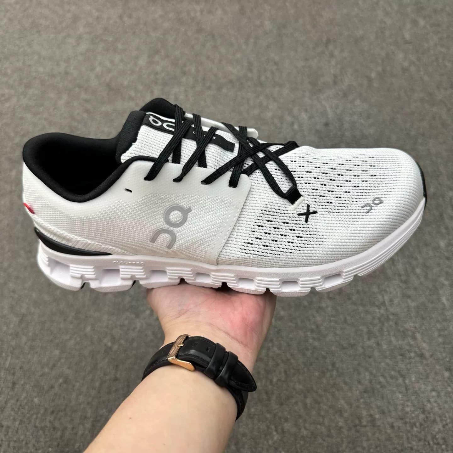 Кроссовки On Ang running Cloud X4 в бело-черной цветовой гамме, с одинаковым глубоким вырезом для мужчин и женщин, Cl