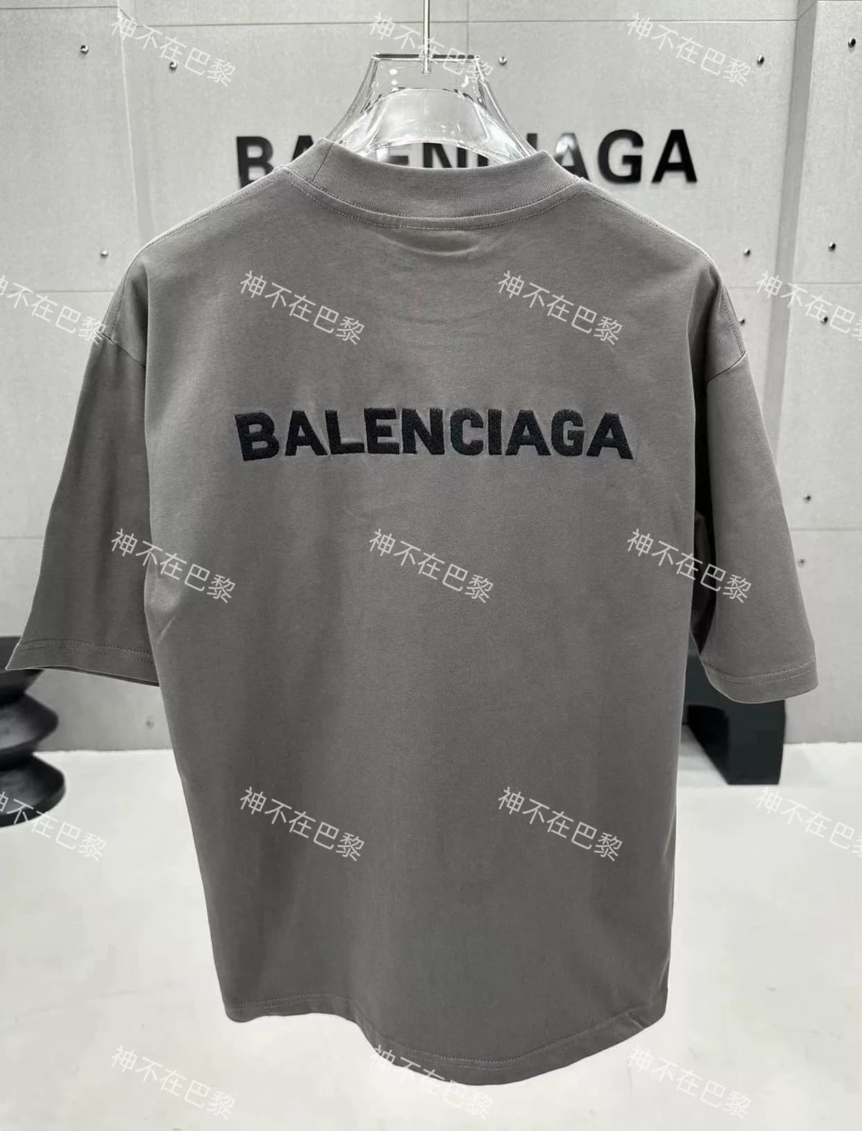 Футболка с короткими рукавами и вышитым буквенным логотипом Balenciaga, выполненная в высоком разрешении, спереди и сзади.