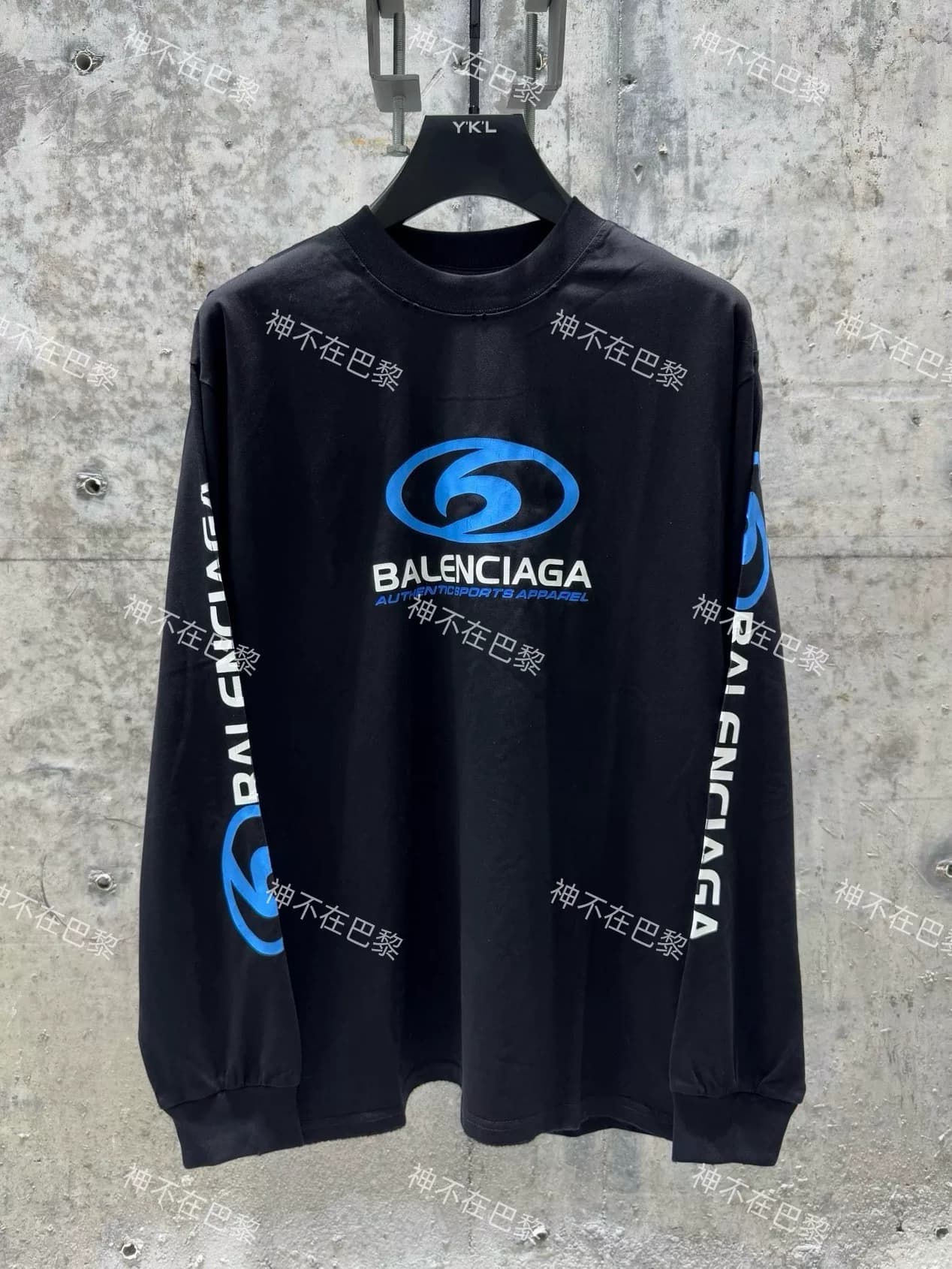 Футболка с длинными рукавами в высоком разрешении от Balenciaga с логотипом Balenciaga surfing и принтом в виде трещин.