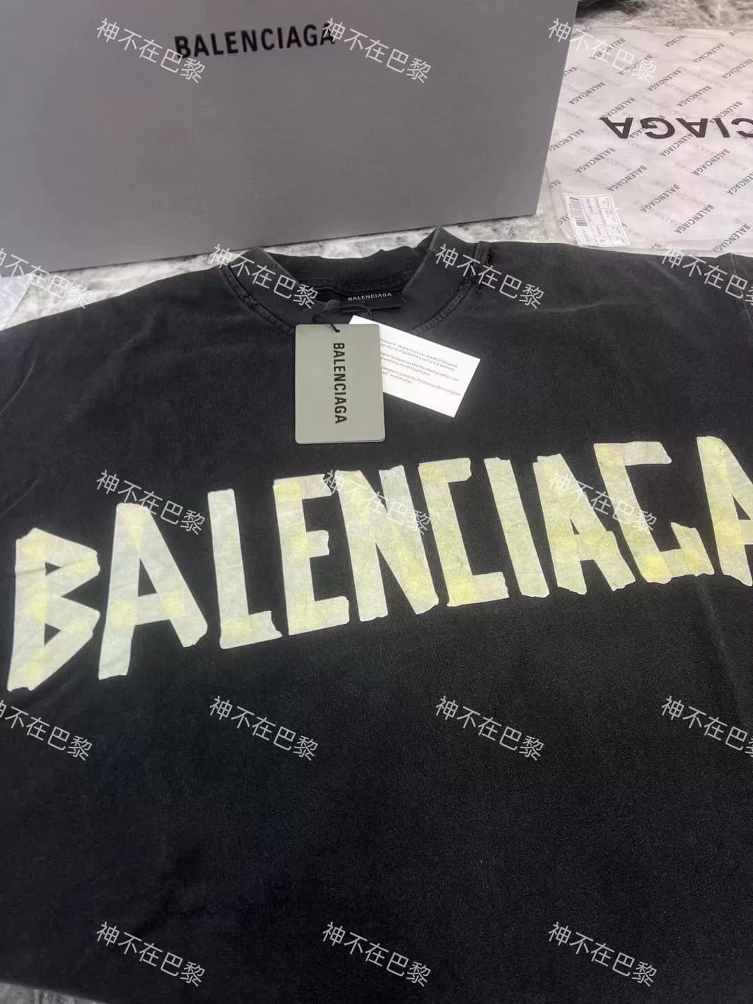 Стиранная и поношенная футболка с короткими рукавами Balenciaga Balenciaga masking tape, выполненная в высоком разрешении.