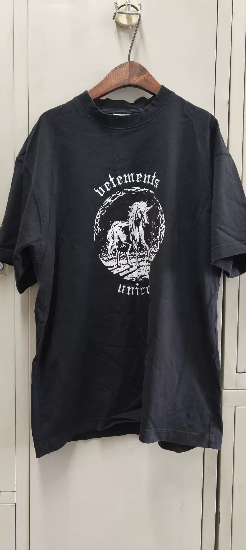 Черная футболка Out of VETEMENTS с принтом единорога, размер L, длина 74