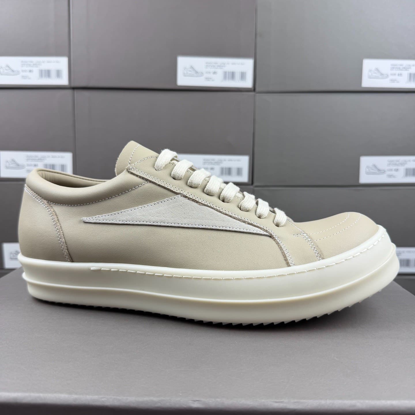 Песочно-серые кроссовки из желтой замши с низким верхом от RICK OWENS.