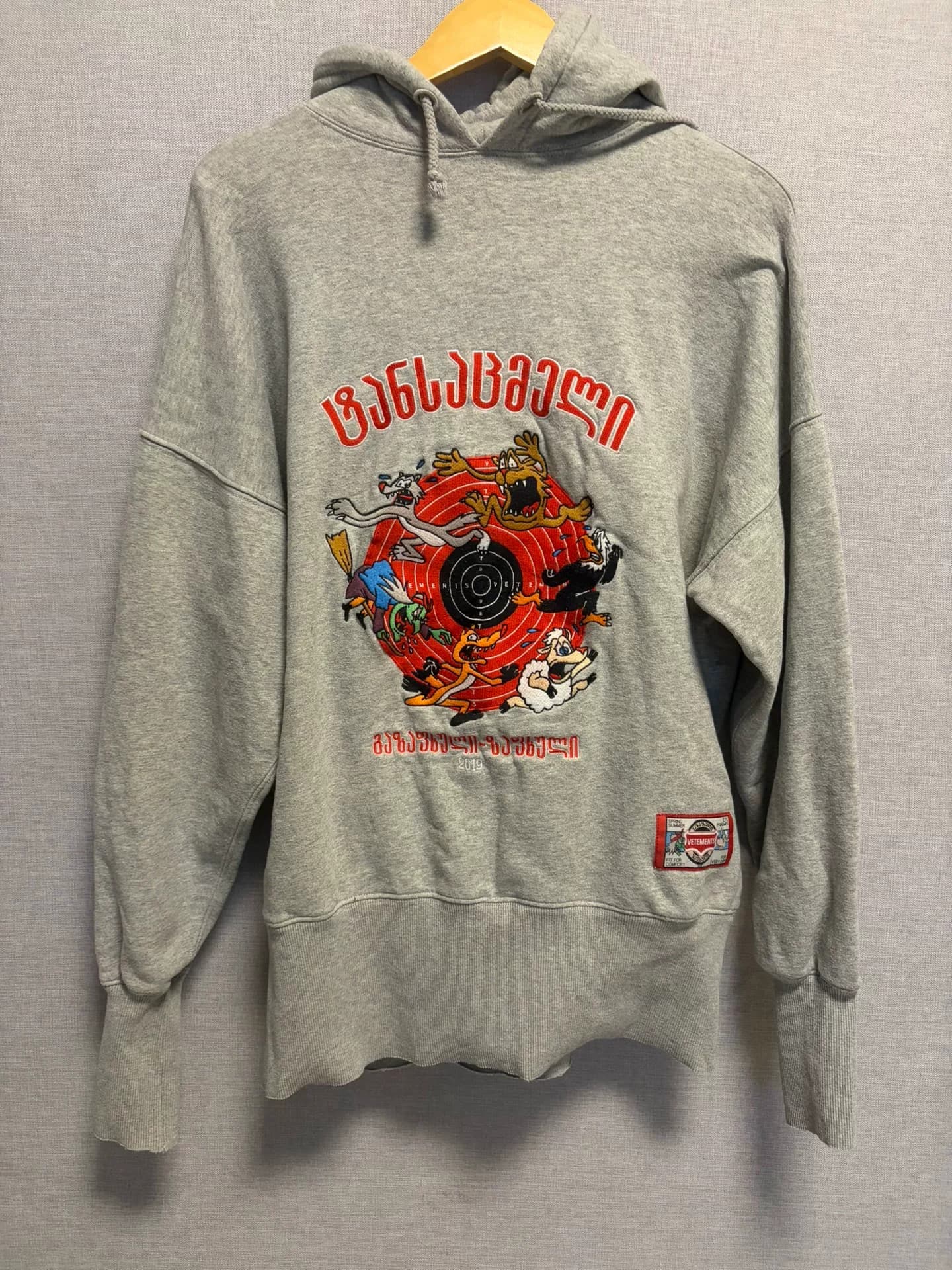 Свитер с капюшоном, вышитый животными, от VETEMENTS 19fw show