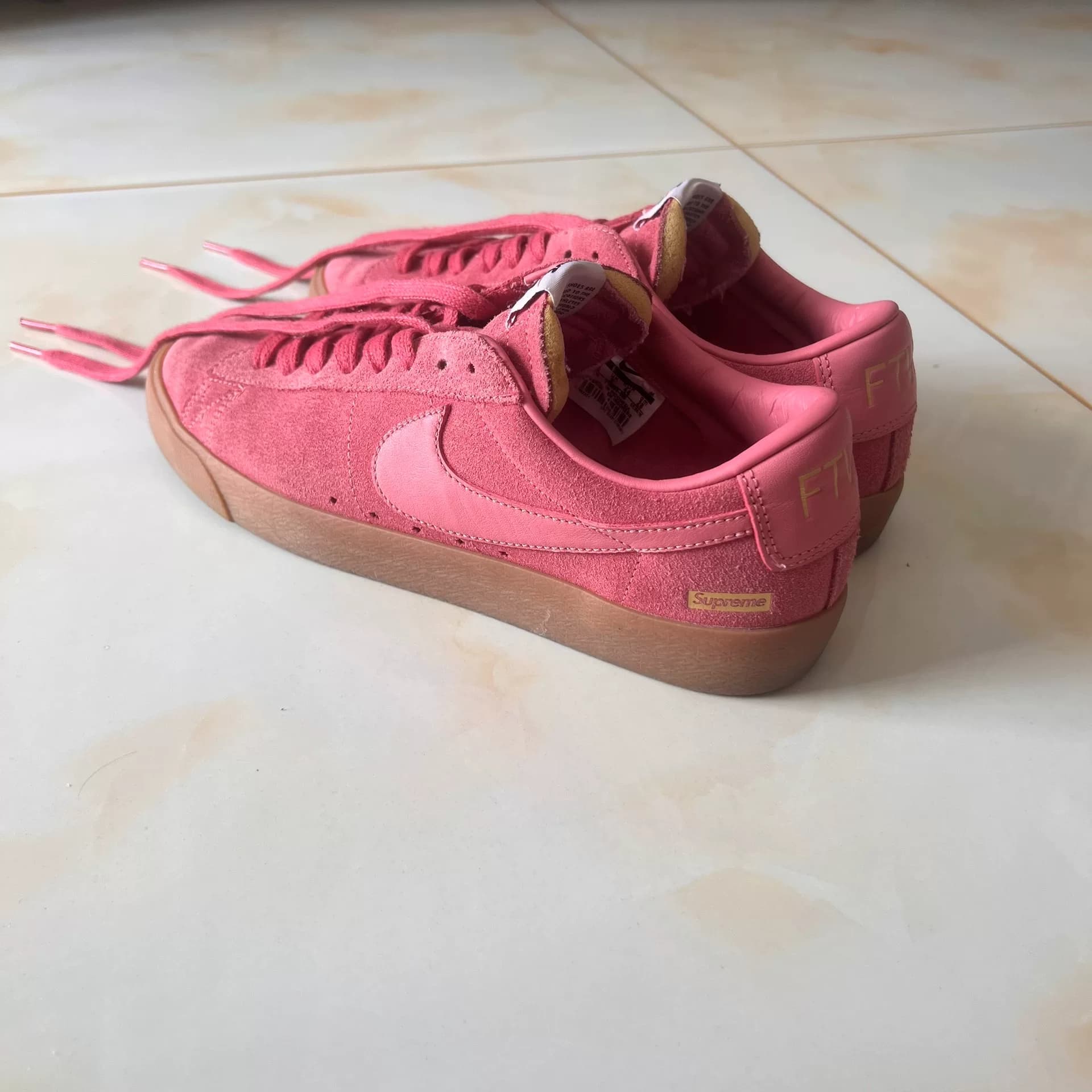 Лорен Ли Шэнцзюнь в таких же кроссовках Supreme x Nike SB Bl