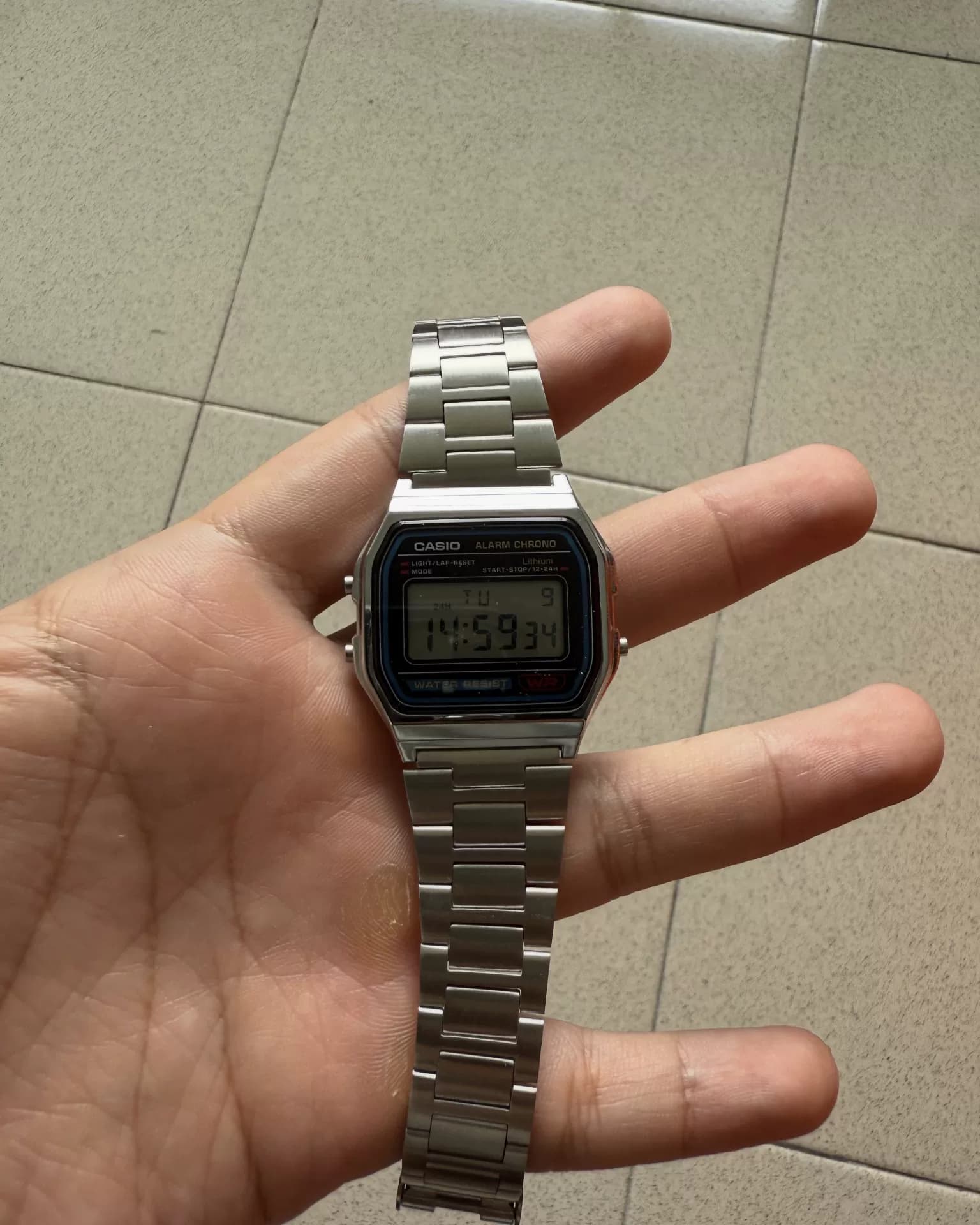Маленькие квадратные электронные часы Casio A159W, серебристый металлический ремешок, основа