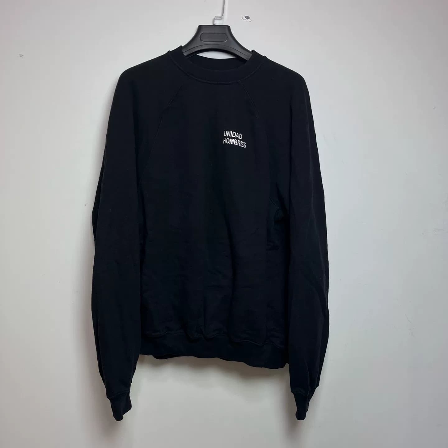 Свитер Vetements Witt Meng и футболка с длинными рукавами Quan Zhilong в том же стиле