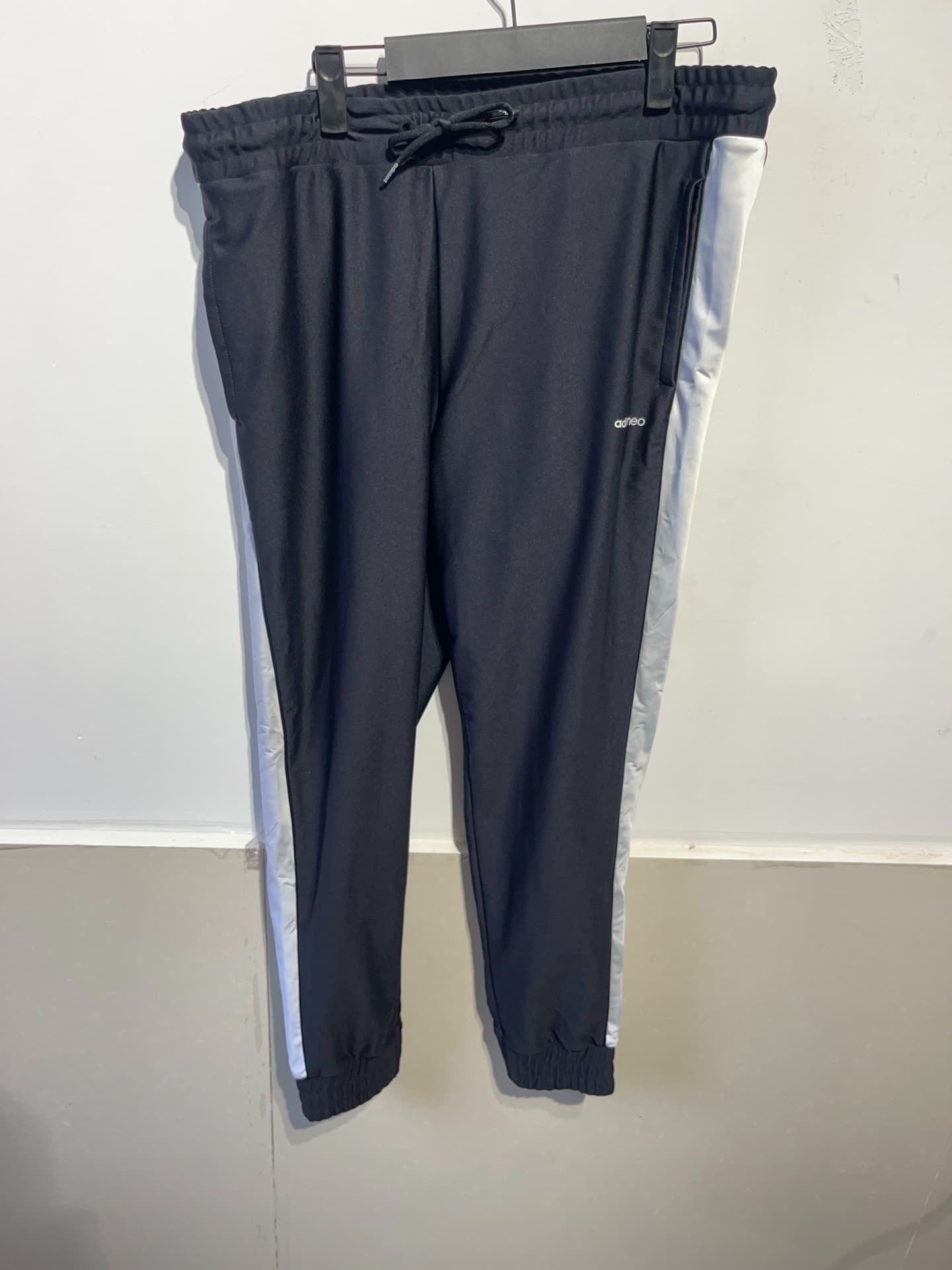 Спортивные брюки Adidas neo, размер A/L (170/76A), черно-белые