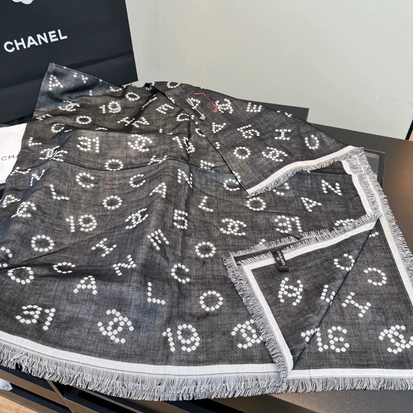 Chanel Шанель* Черно-серый двусторонний шарф-шаль, большой шарф