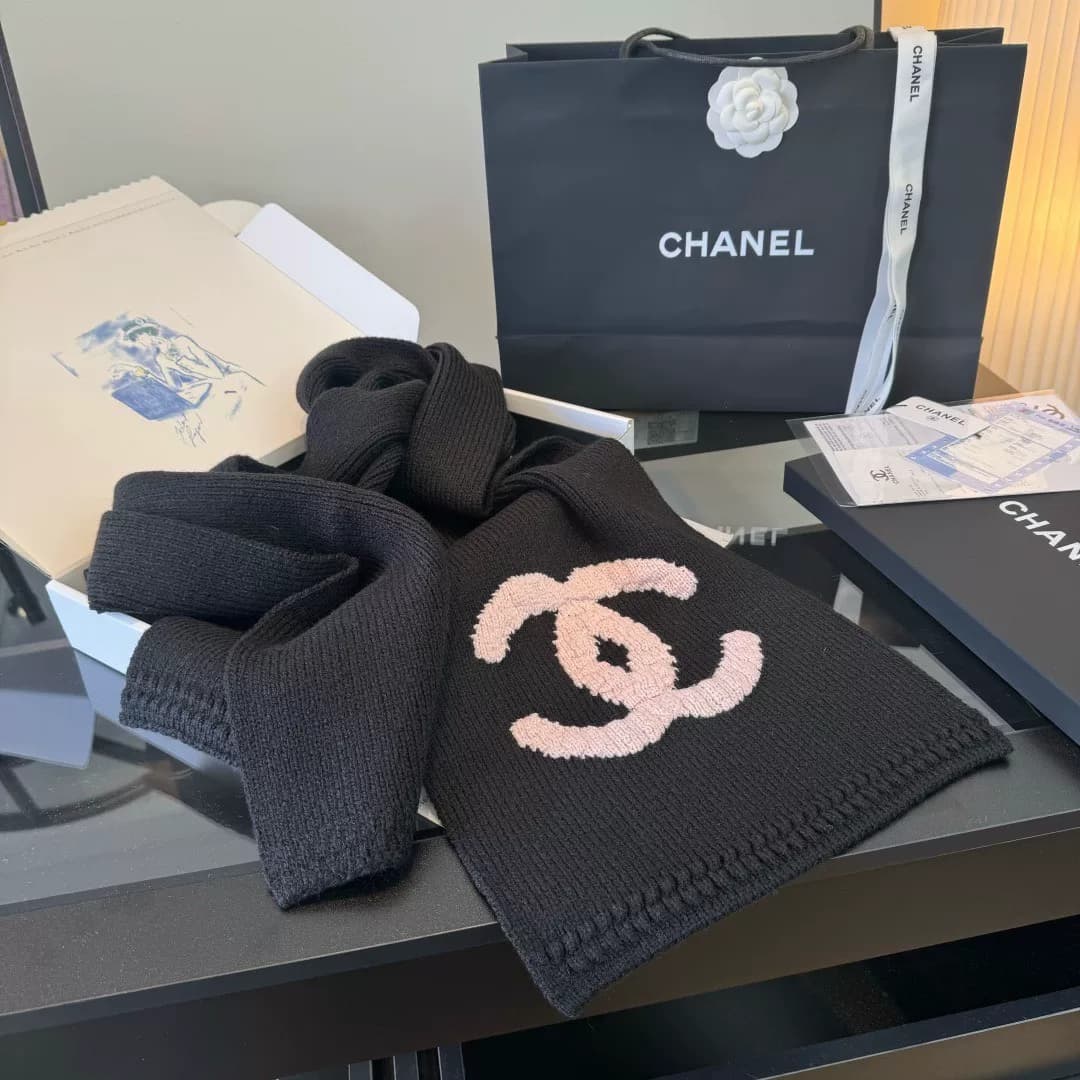 шарф с большим логотипом Chanel Chanel 25B black powder, классический черный фон