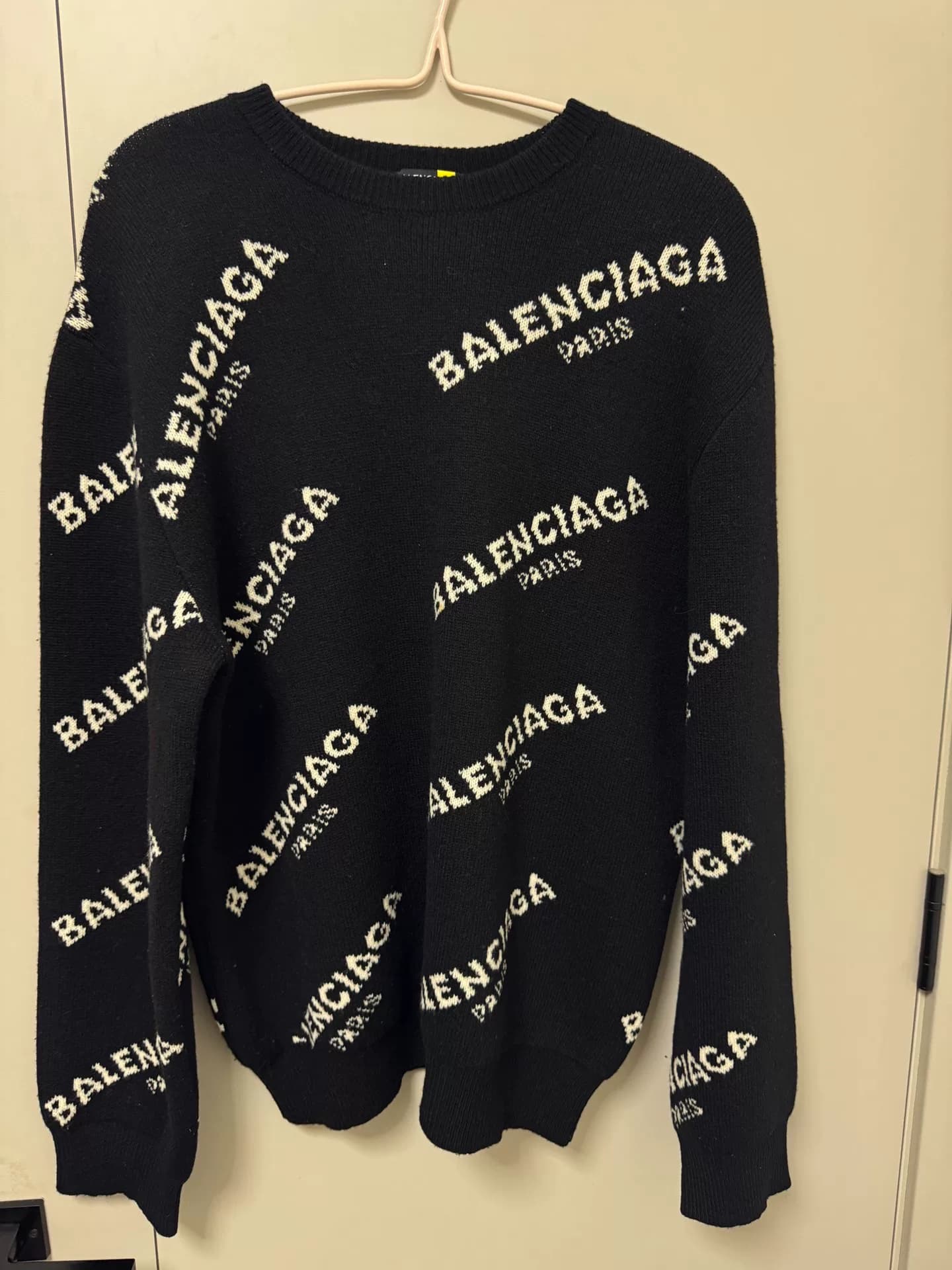 свитер Balenciaga, размер L, сделано в Италии, текстурный принт с логотипом черного цвета