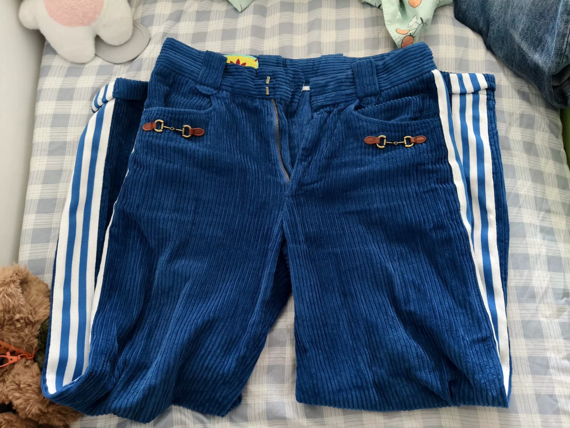 Кобрендовые синие вельветовые брюки Gucci x adidas в полоску, седло