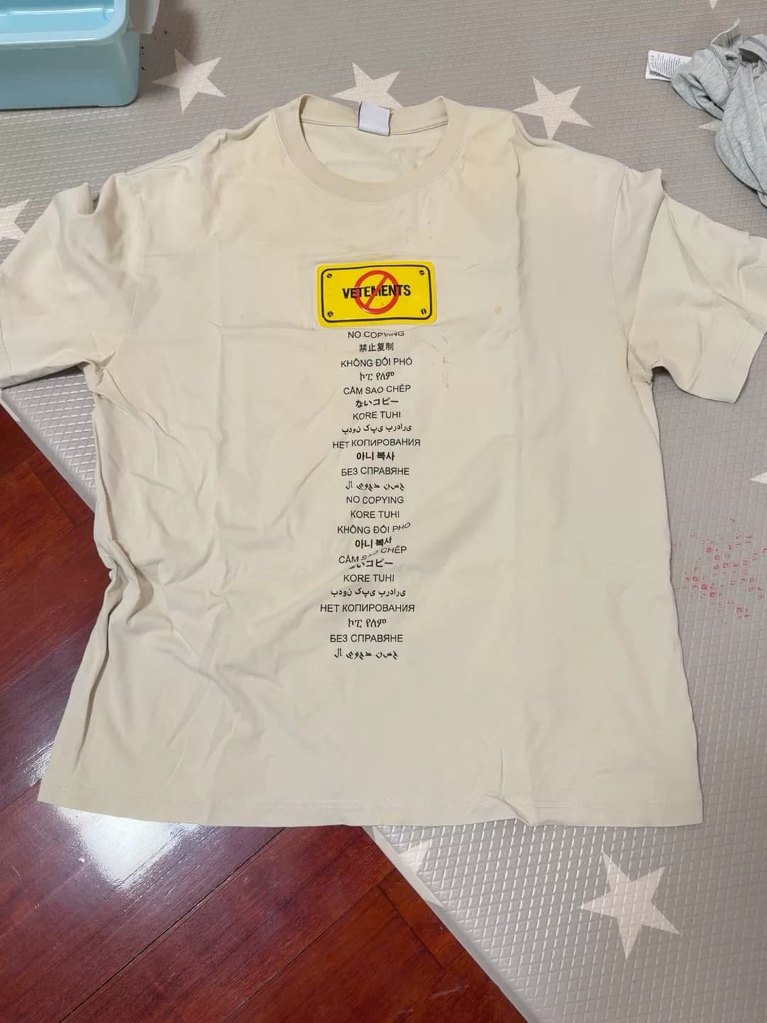 VETEMENTS запрещает фотографировать и печатать футболки не совсем белого цвета, размера XL, свободного кроя