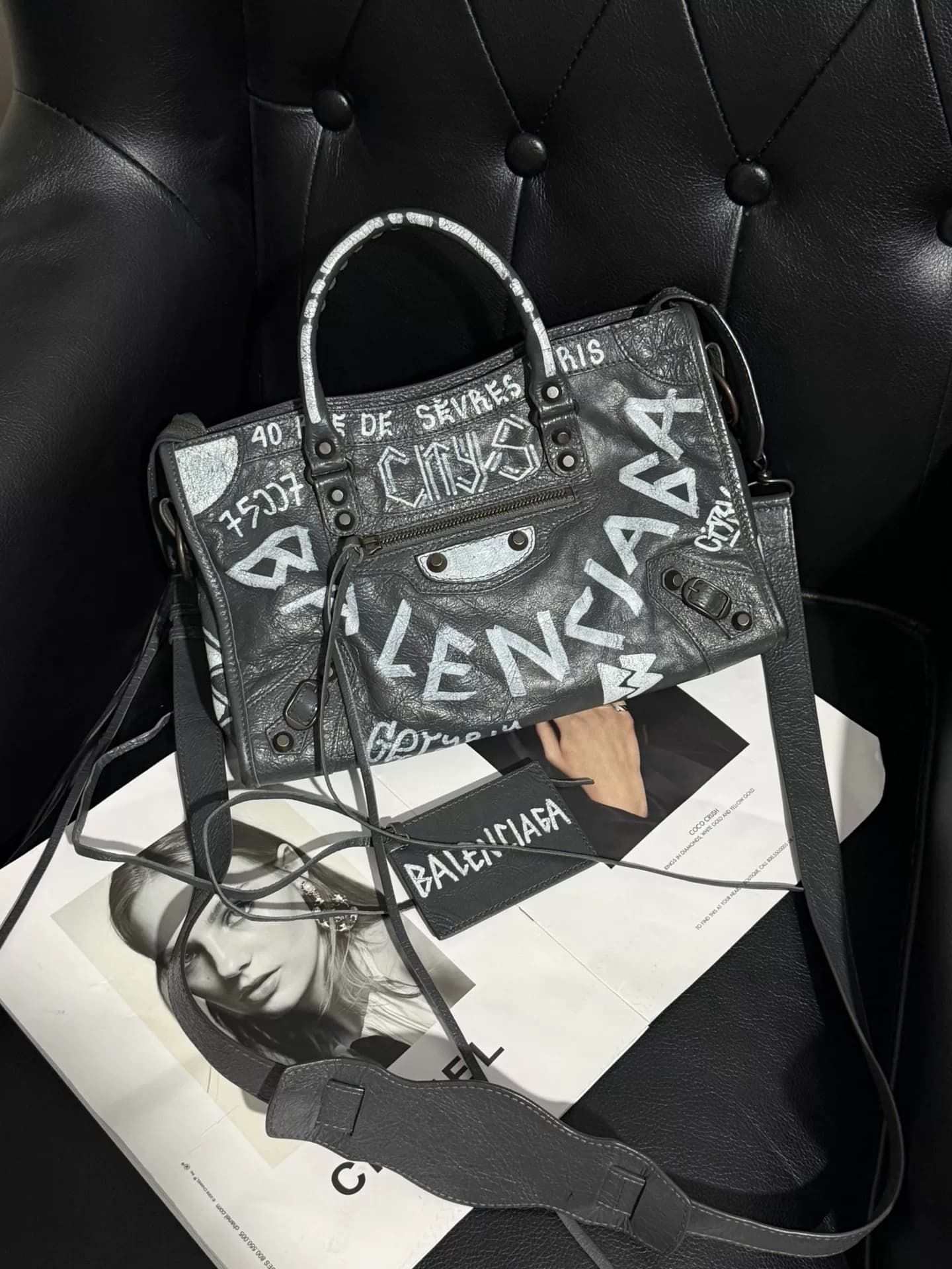 Абсолютно новая, абсолютно новая 【Balenciaga Balenciaga】 Маленькая мотоциклетная сумка с граффити в тон цвету 【Balenciaga Balenciaga】