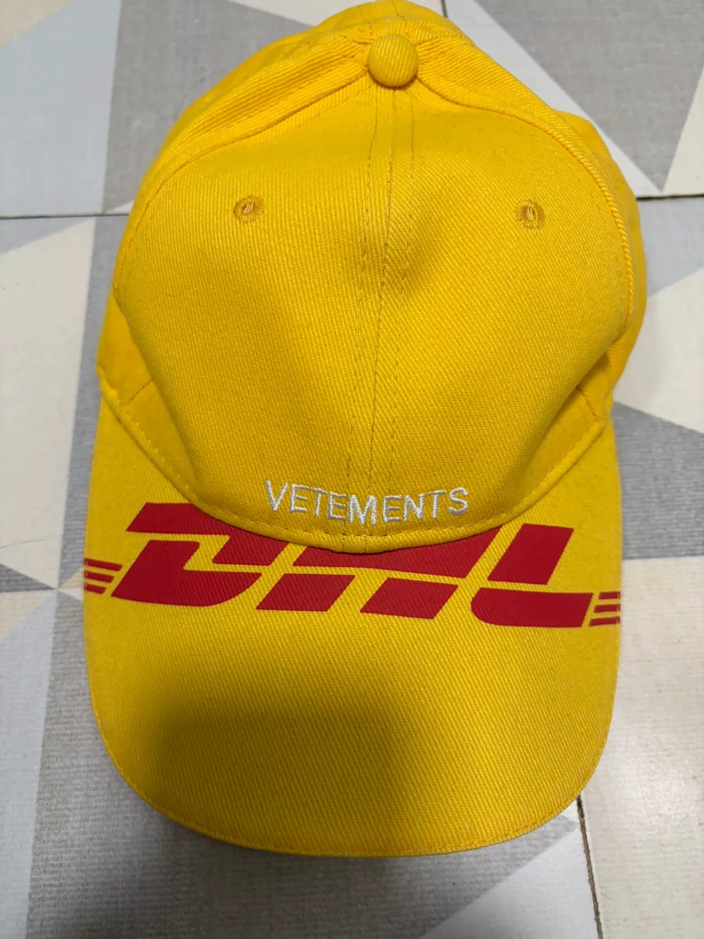 Совместная бейсболка VETEMENTS x DHL