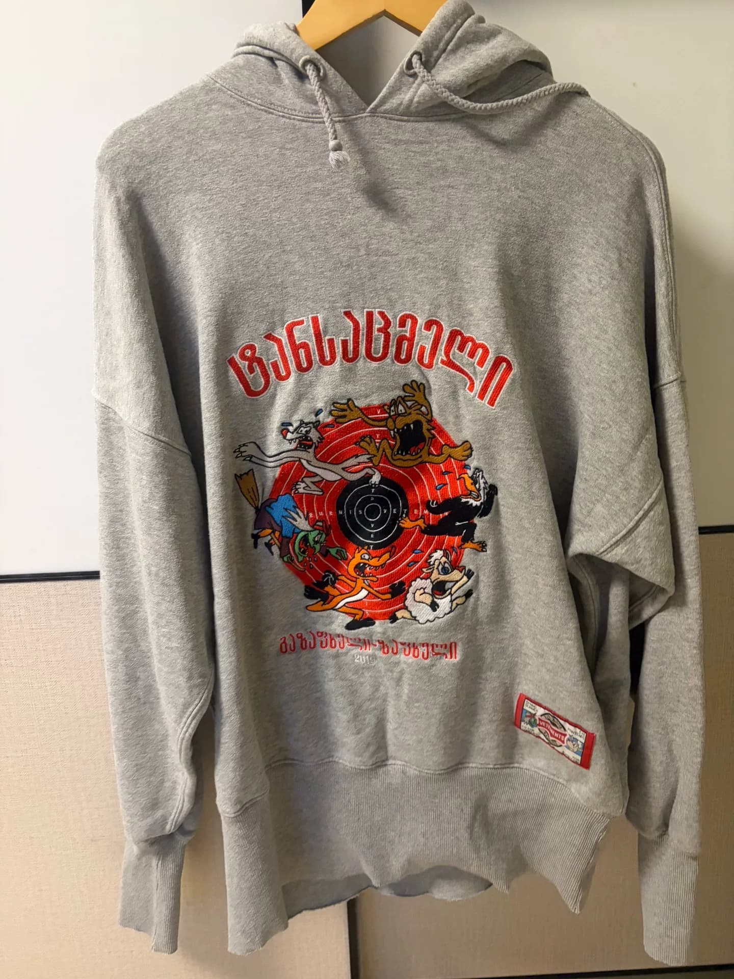 Свитер с капюшоном, вышитый животными, от VETEMENTS 19fw show