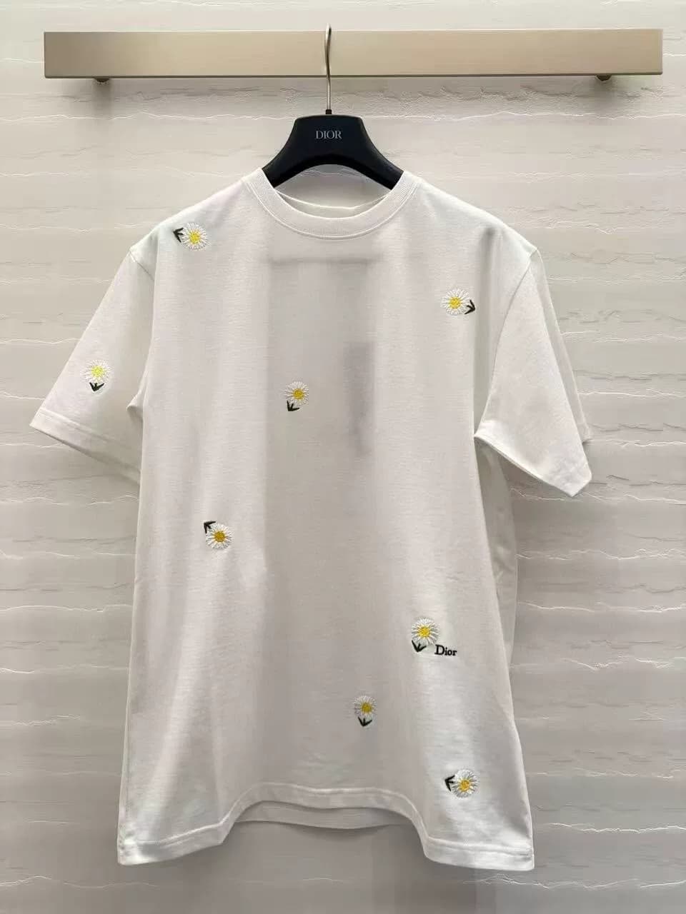 Хлопковая трикотажная футболка DIOR 26SS с вышитыми ромашками на круглом вырезе и короткими рукавами