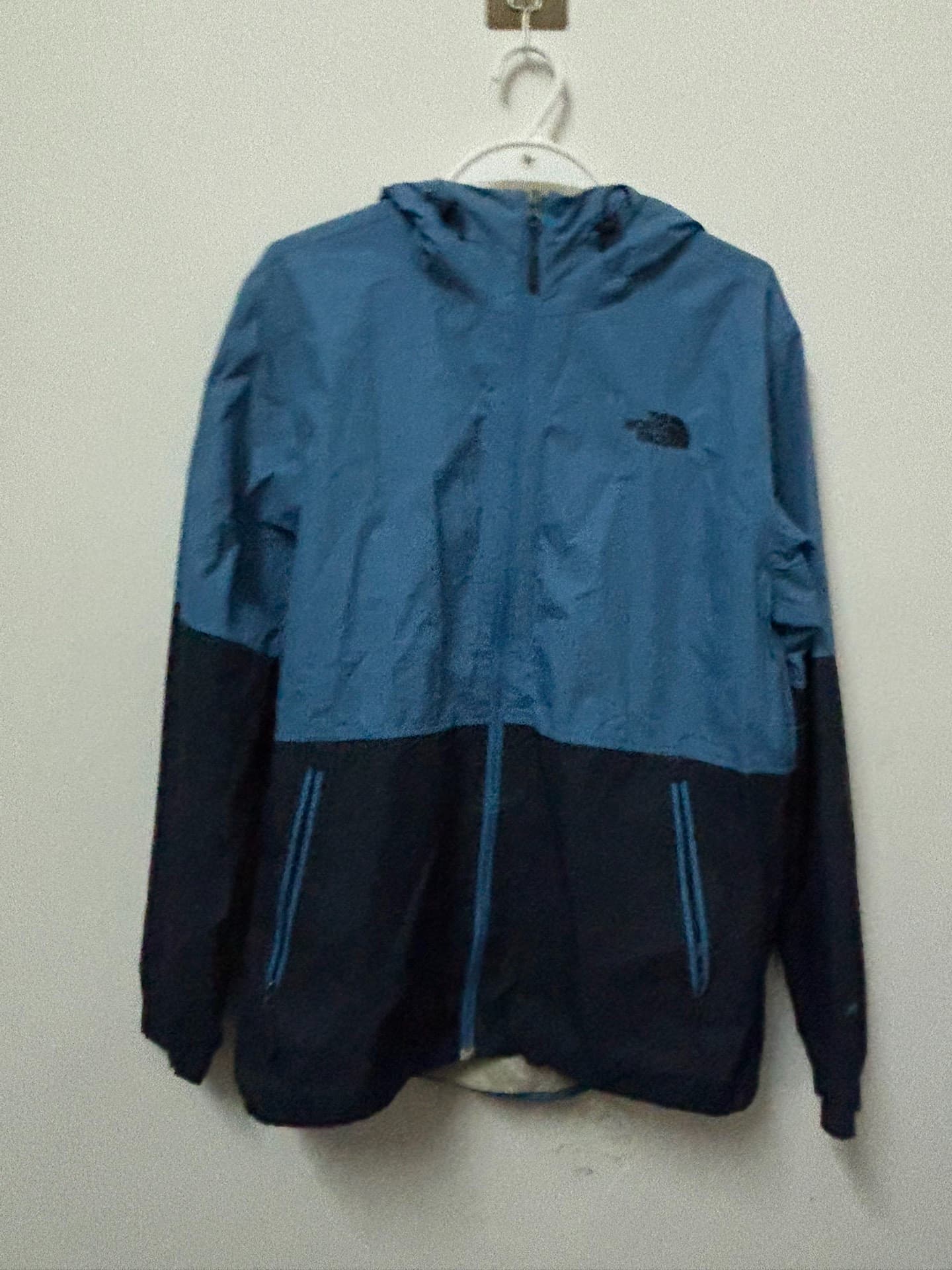 Почти новая куртка The North Face с капюшоном в тон цвету, синяя+