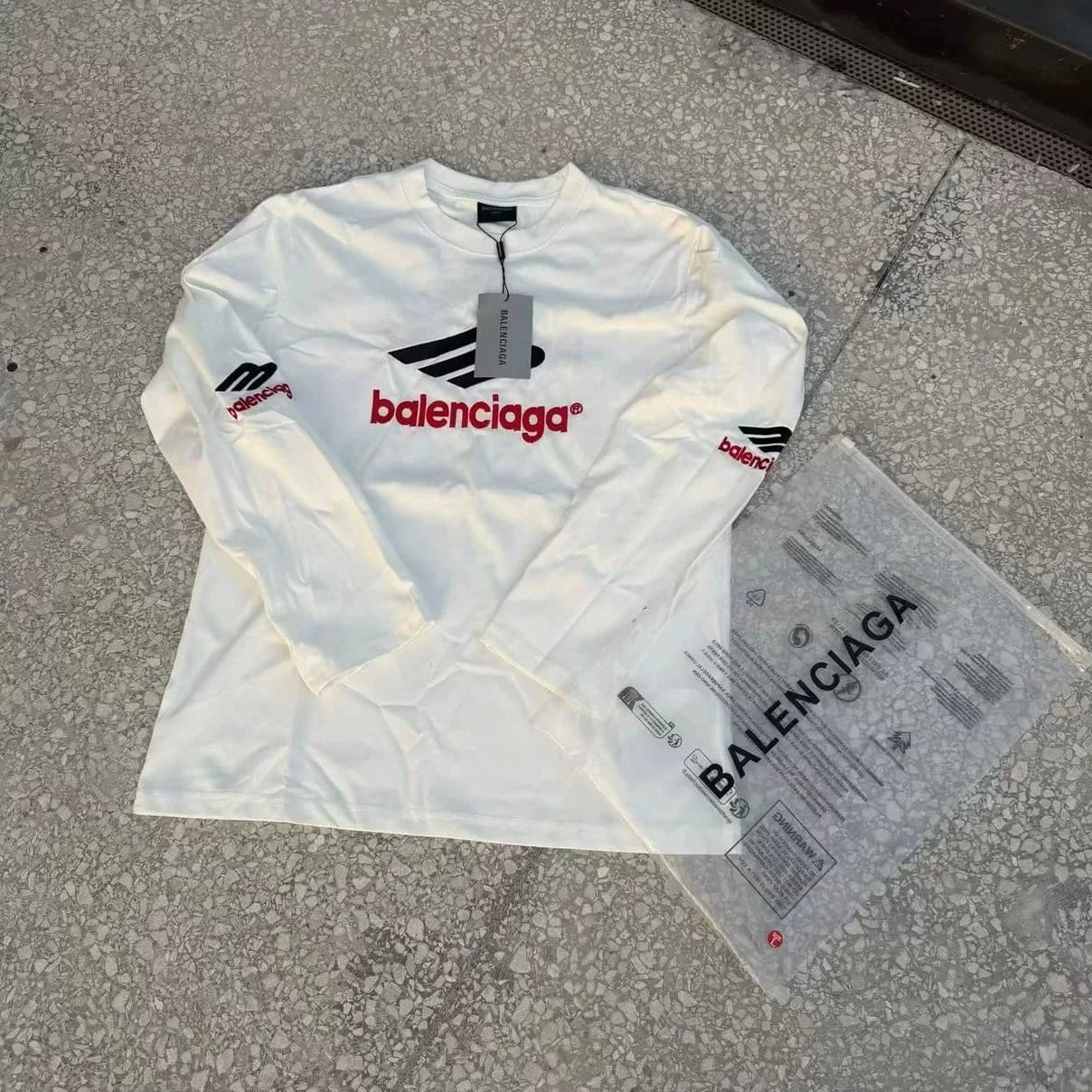 Совершенно новая белая футболка Balenciaga Balenciaga с длинными рукавами и тремя надписями в упаковочных пакетах-бирках
