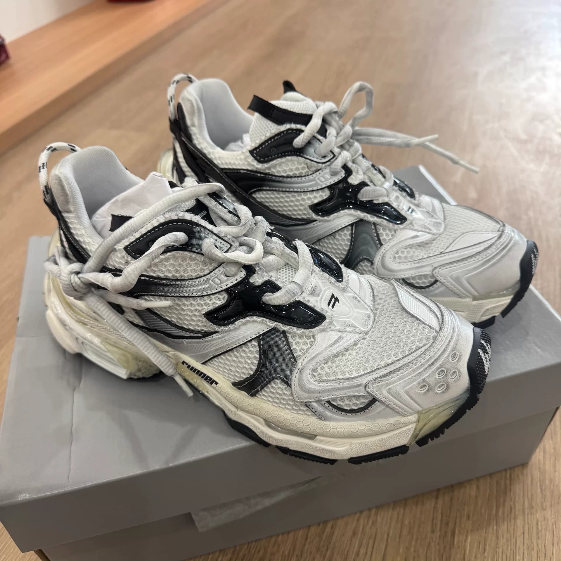 Balenciaga Runner 2.0 черно-белые градиентные кроссовки-куклы, 4