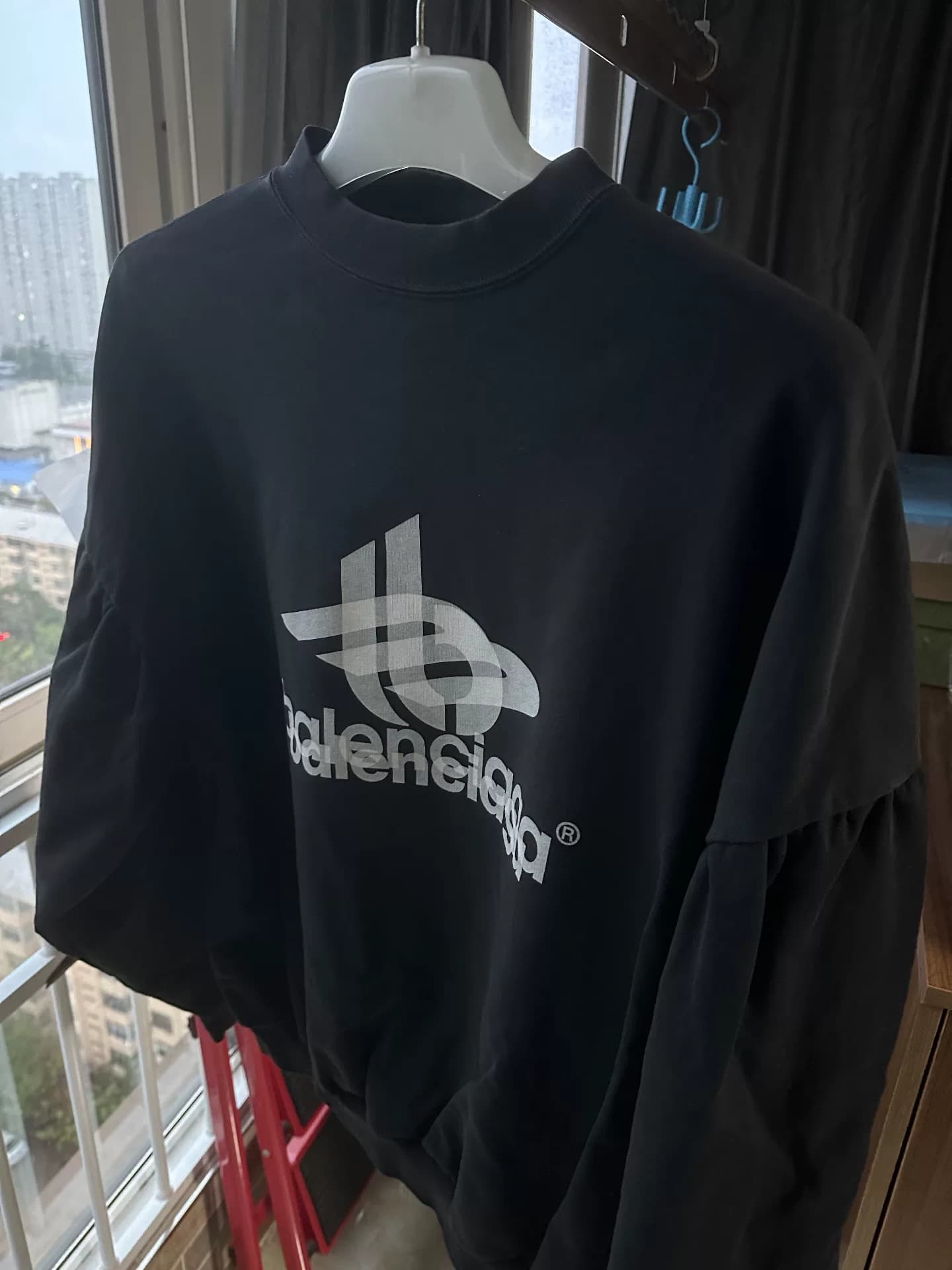 Balenciaga Мужской свитер Balenciaga, черный, с длинными рукавами, короткий свободный вариант