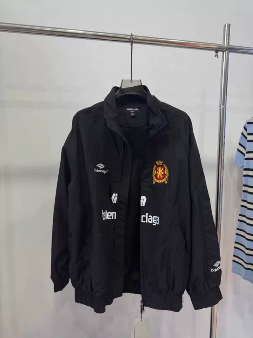 Самая низкая цена во всей сети!!Куртка Paris Manchester United изготовлена из водонепроницаемой ткани трех стандартов качества. Изображение товара со…