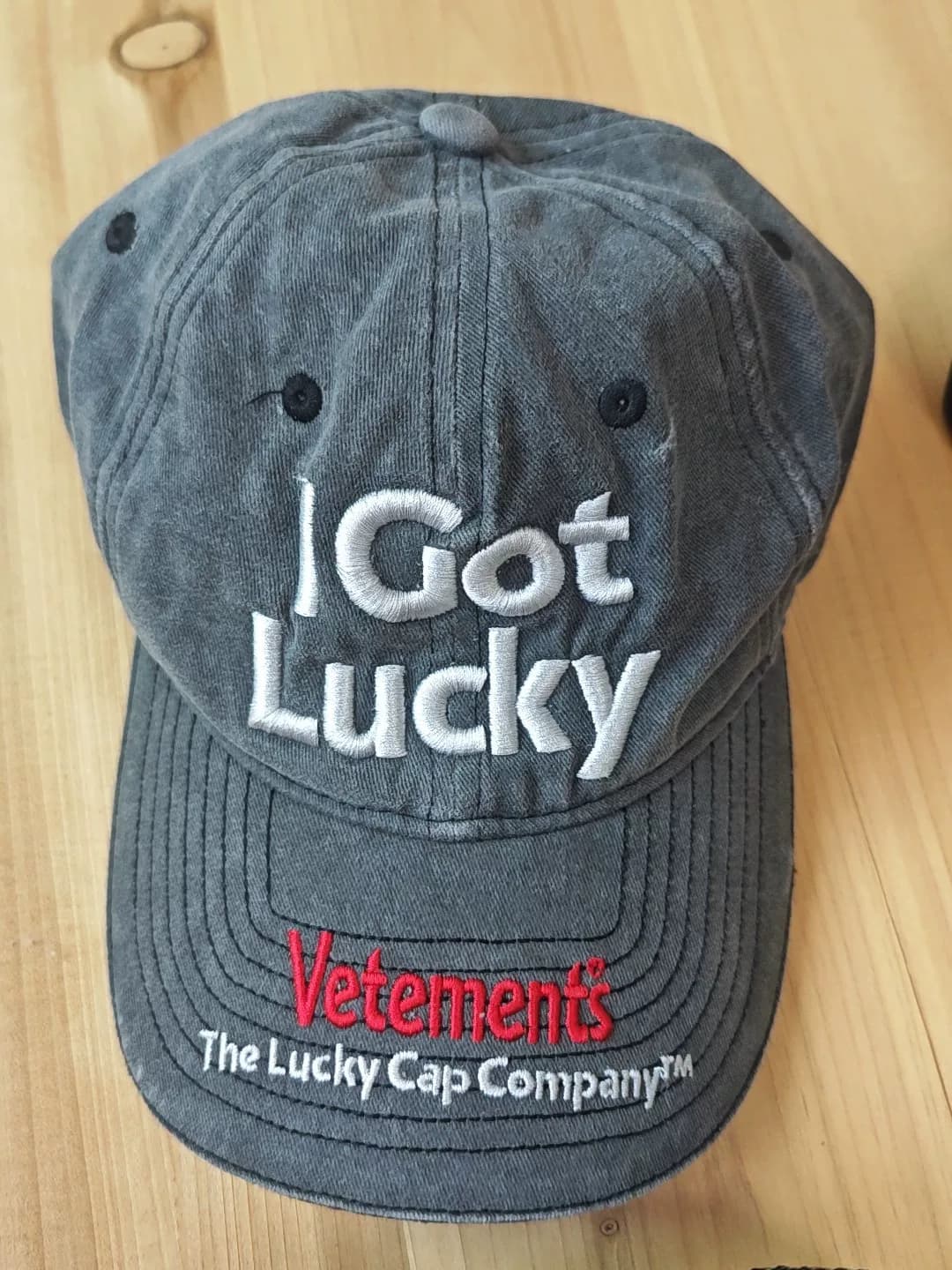 Кепка с вышитым логотипом Vetements, черная, регулируемая, которую могут носить как мужчины, так и женщины
