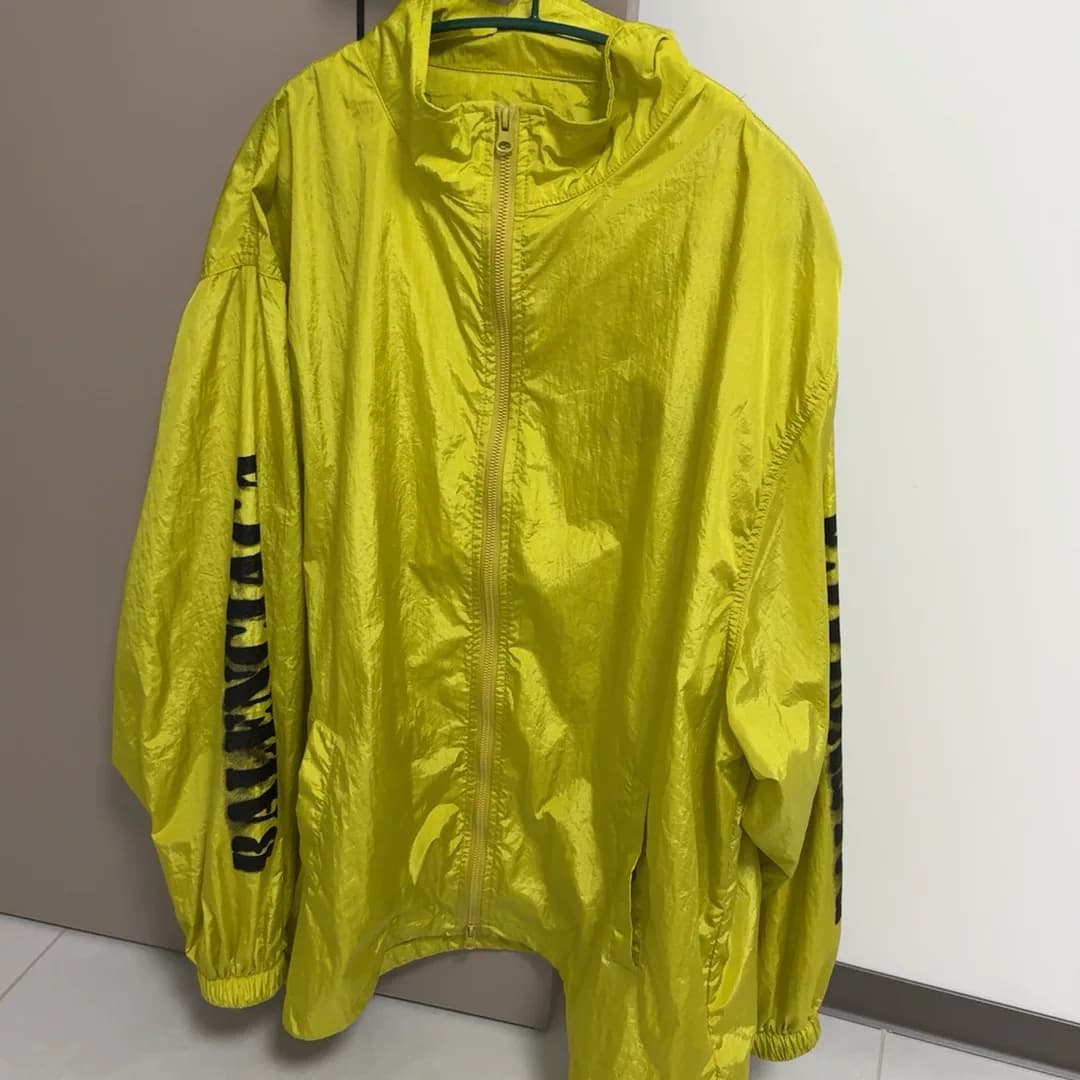 Солнцезащитная куртка Balenciaga Balenciaga, ярко-желтая, свободного кроя, на руку