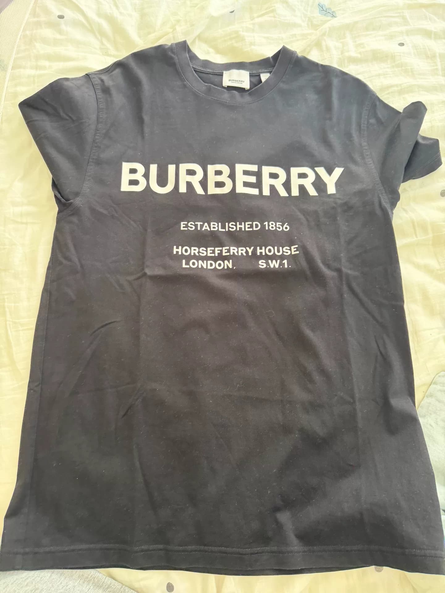 Модель Fidelity от Balenciaga и Burberry с короткими рукавами