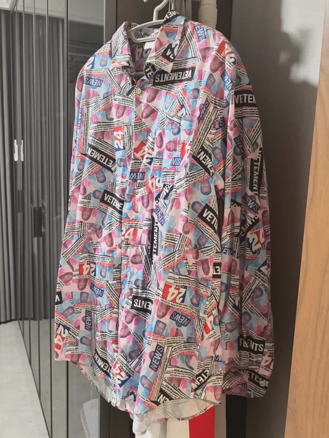 Футболка с газетным принтом VETEMENTS, я ЕЕ НИ РАЗУ НЕ НАДЕВАЛА, ПРИМЕРЯЛА ВСЕГО НЕСКОЛЬКО РАЗ, размер