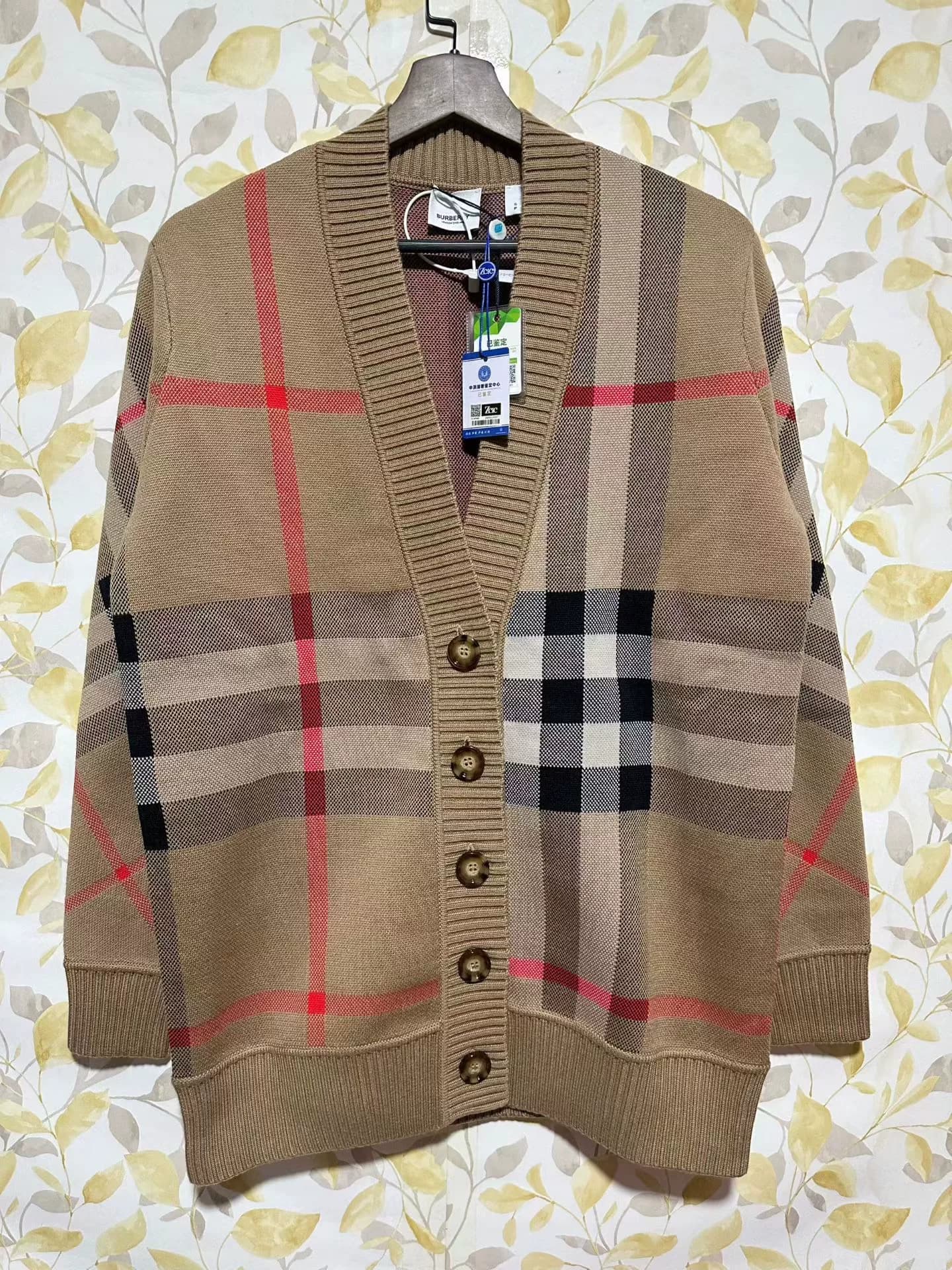 Burberry однобортный жаккардовый свитер в клетку Burberry с V-образным вырезом и длинными рукавами