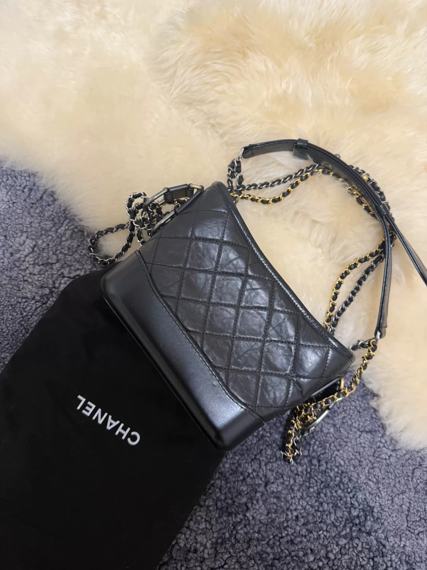 Маленькая сумочка Chanel, купленная в лондонском магазине на Бонд-стрит, - это мешок для пыли и