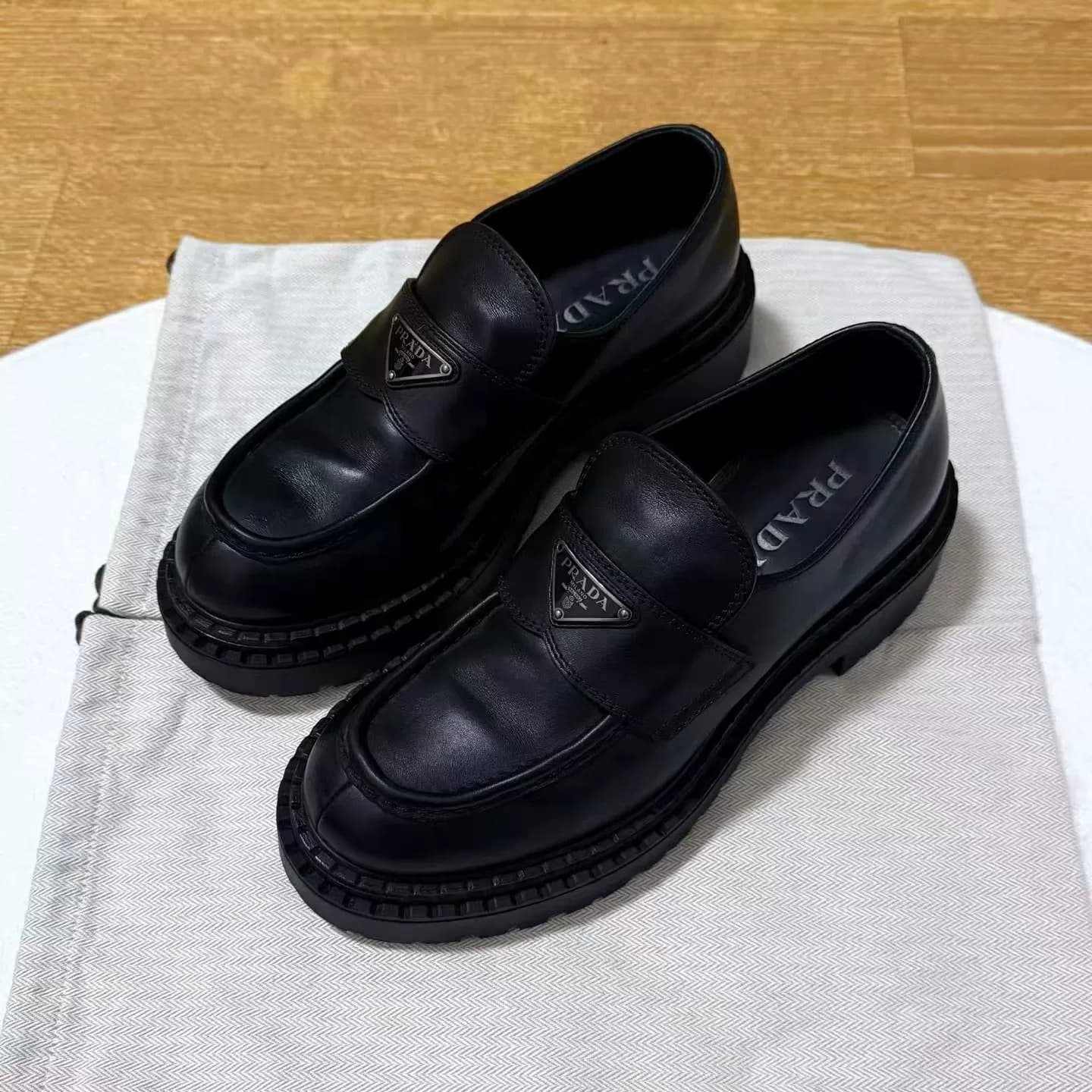 Мокасины из телячьей кожи Prada Prada triangle iron черные 41