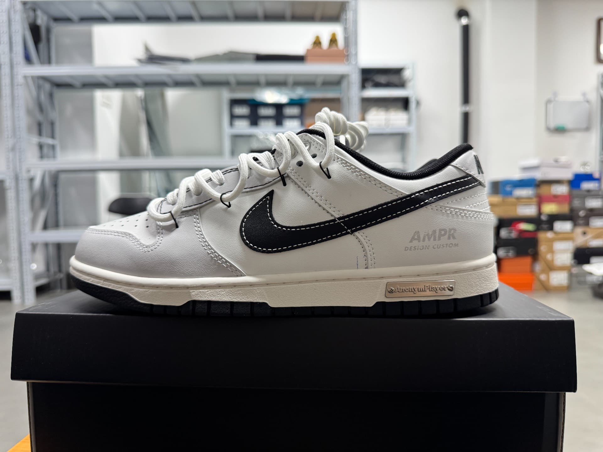 Кроссовки Nike Dunk Low выполнены в бело-черной цветовой гамме.Первый слой кожи на верхней части,
