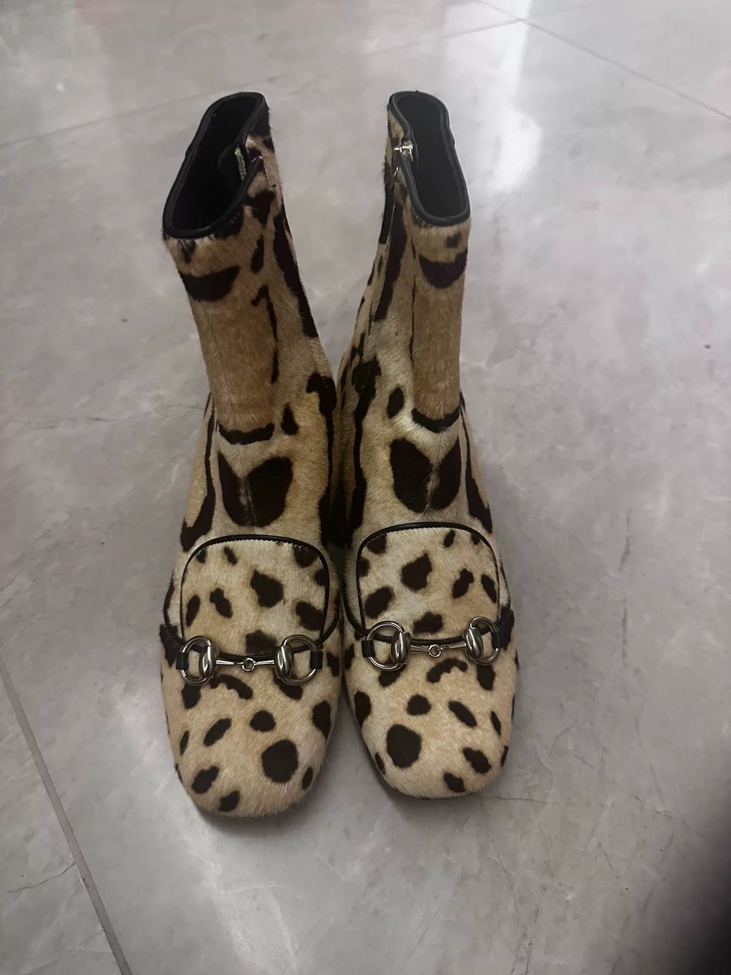 Полусапожки из конского волоса с леопардовым принтом от gucci, размер 36, надеты один раз, осмотрены