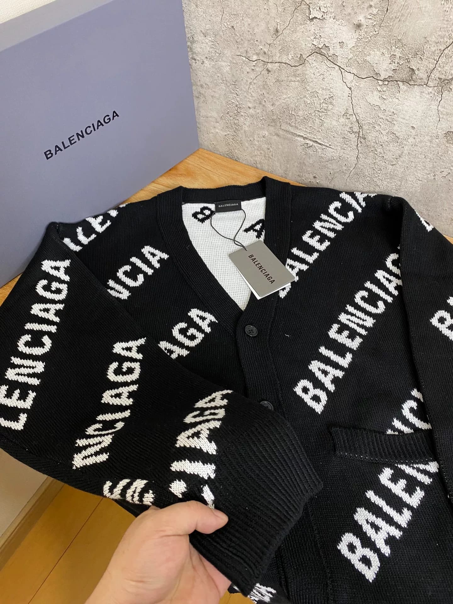 Классический вязаный кардиган Balenciaga от Balenciaga с объемным принтом Barrage